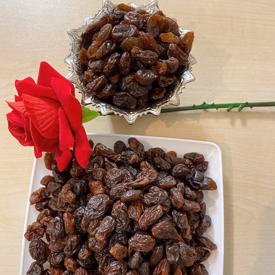 مویز گوشتی دانه دار انگورسیاه وشاهانی شیرین وخوشمزه با طبعی گرم محصول امسال در بسته بندی 1000گرمی 