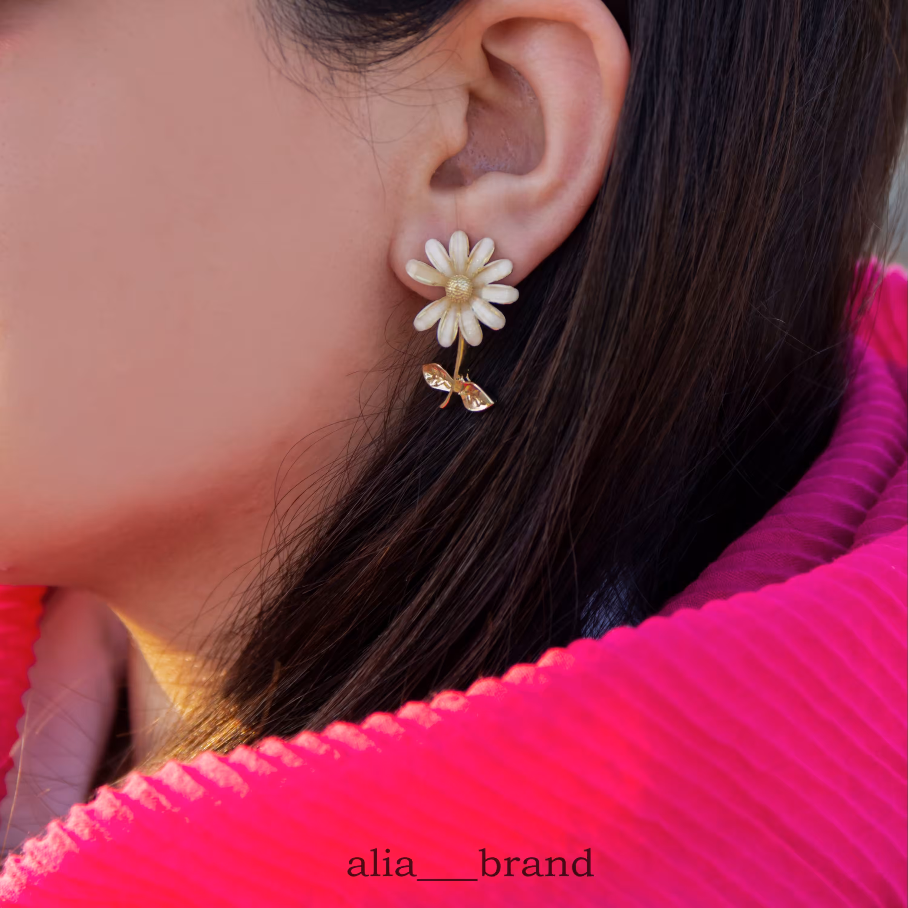 گوشواره گل بابونه از جنس استیل با کیفیت فوق العاده بالا و رنگ ثابت با میخ نقره