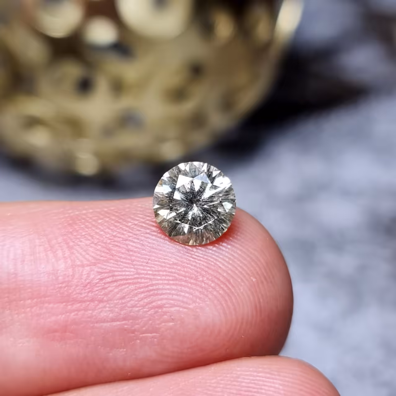  نگین فوق العاده زیبای موزانایت خوش رنگ درجه یک با وزن 1 قیراط 
کد  24866
