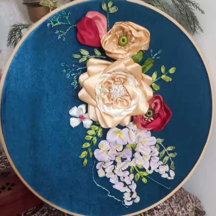 دیوارکوب کد 126طرح باغ گل  ربان دوزی شده