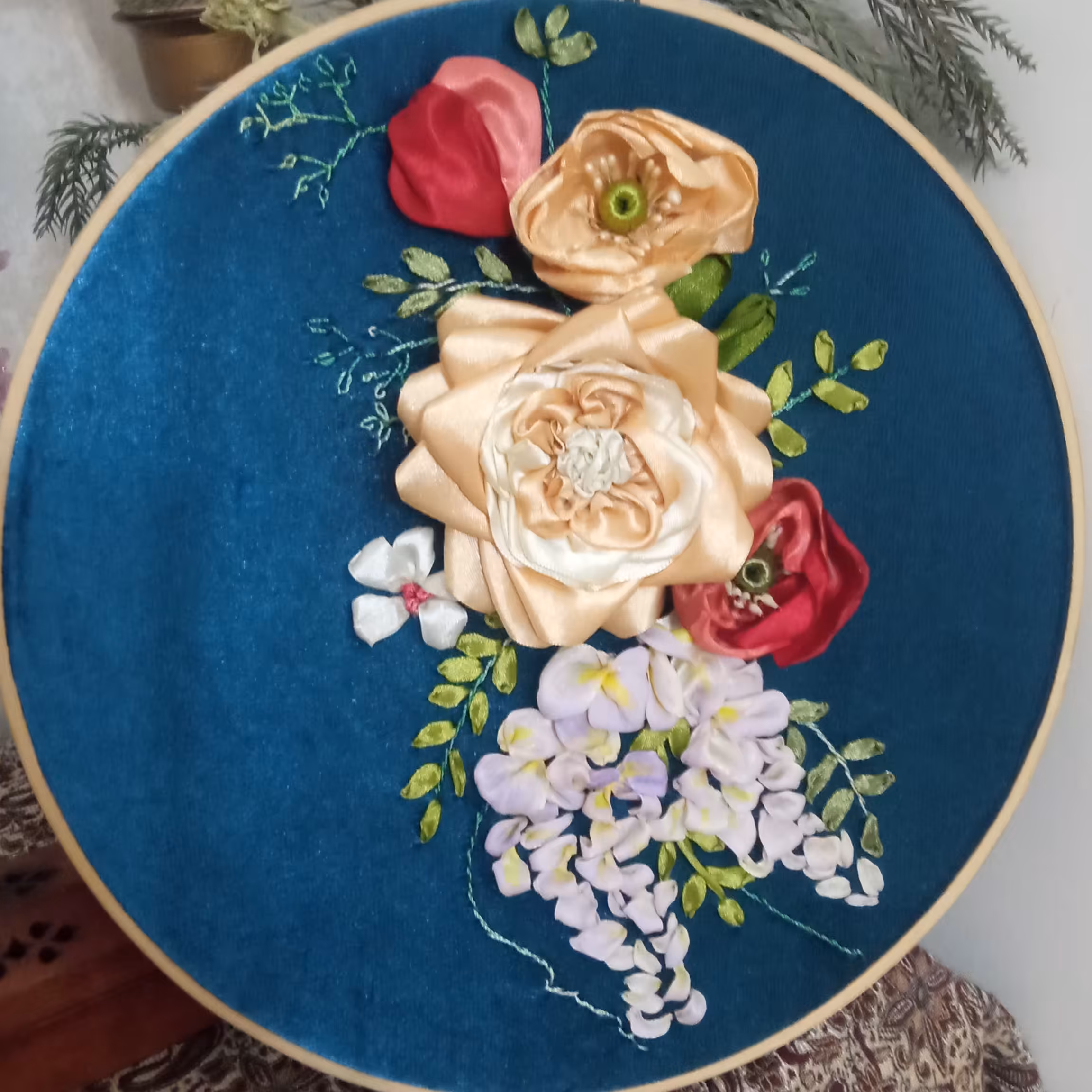 دیوارکوب کد 126طرح باغ گل  ربان دوزی شده