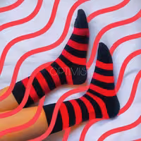 جوراب نیم‌ساق قرمزمشکی