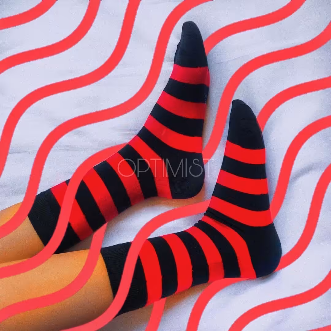 جوراب نیم‌ساق قرمزمشکی