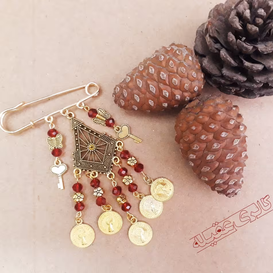 سنجاق دستساز تزئینی لباس  بسیار زیبا و خاص تزیین شده با سنگ الماسی رنگ زرشکی