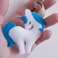 اسب تک شاخ جاسوئیچی یاآویزکیف(تم تولدگیفت حروف الفباسرمدادی جاکلیدی اسب تک شاخ گیفت حرف خ گیفت نمدی گیفت حرف ت)