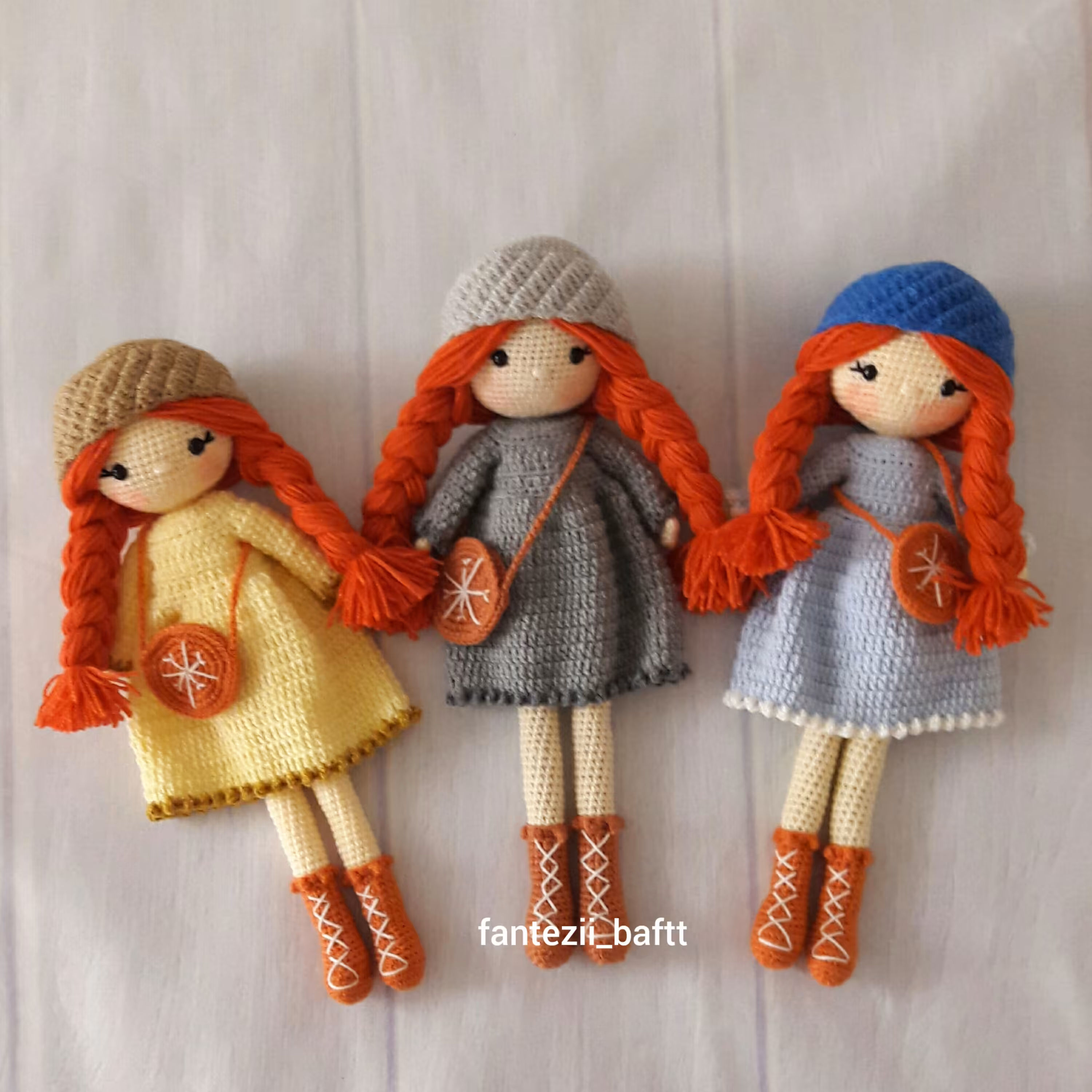 عروسک بافتنی دختر  بافته شده با کاموای ایرانی و پرشده با الیاف ضد حساسیت بادام و قابل شستشو،قد حدود سی و پنج سانت 