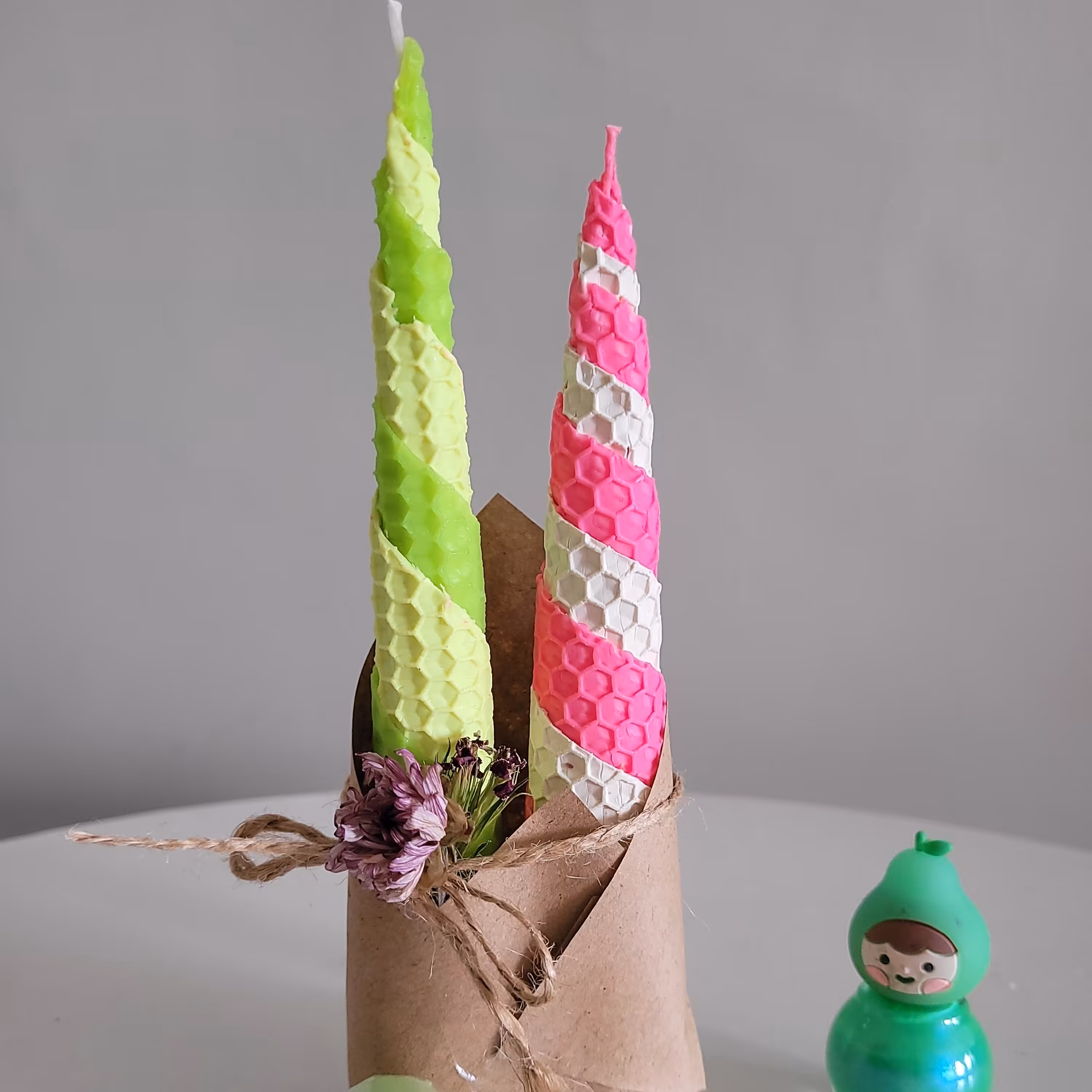 شمع موم عسلی سرخابی و سفید و سبز و فسفری وزن 62گرم در ابعاد 18در 2