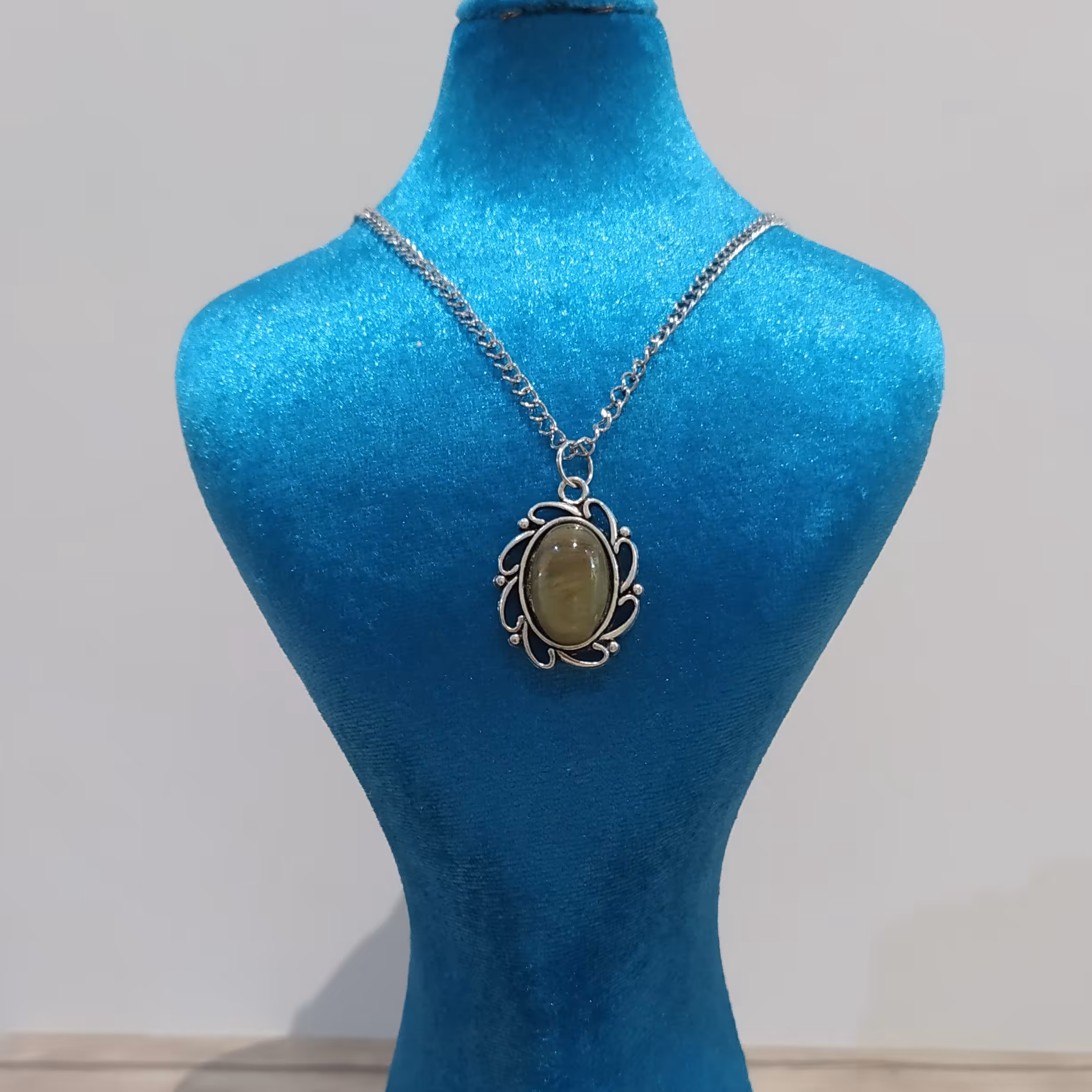 گردنبند سنگ یشم با قاب برنز نقره ای