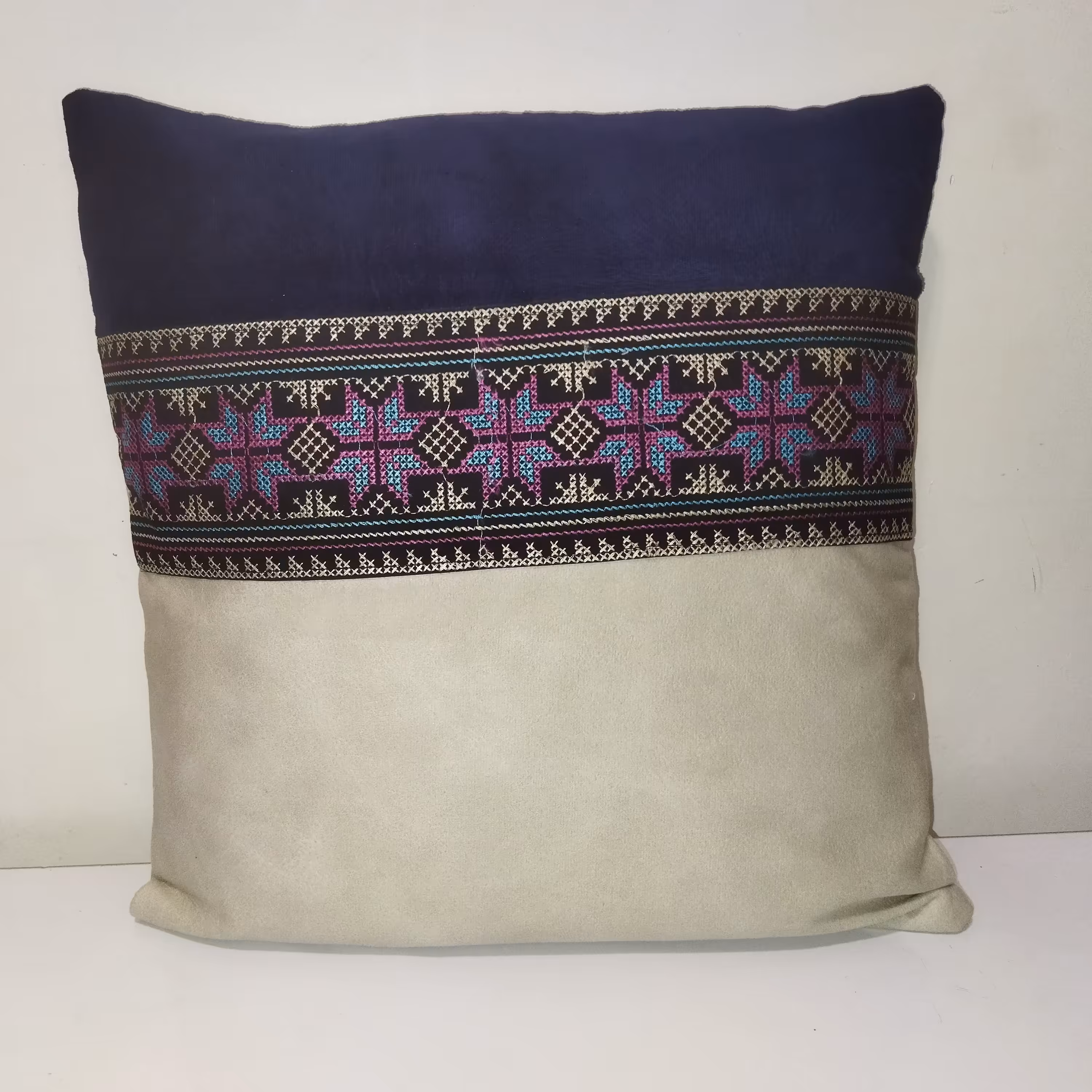 کوسن زیبا جنس از بهترین پارچه های رومبلی ضخیم و با دوام 