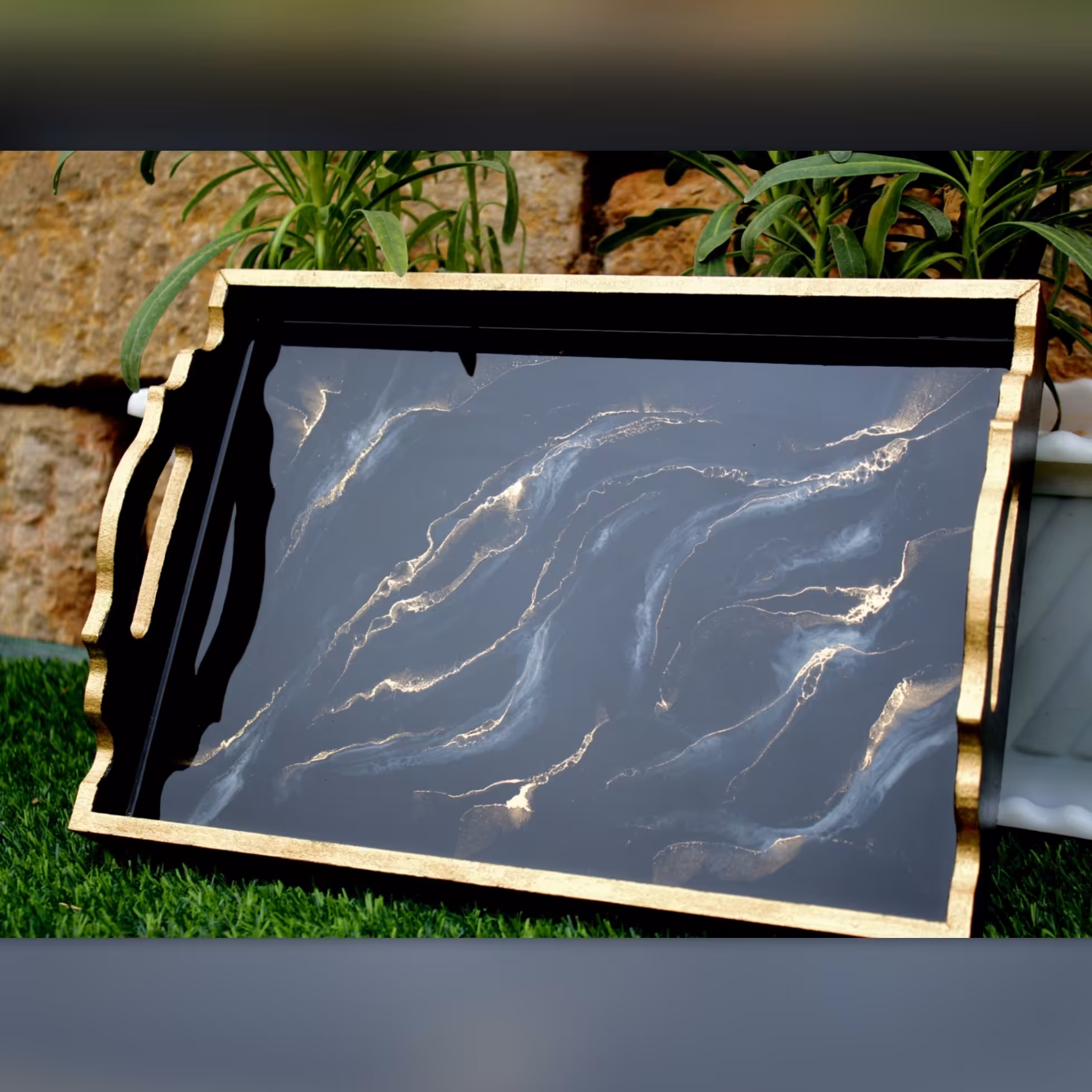 سینی مستطیل بیس چوب کار شده با رزین طرح ماربل مشکی سفید طلایی