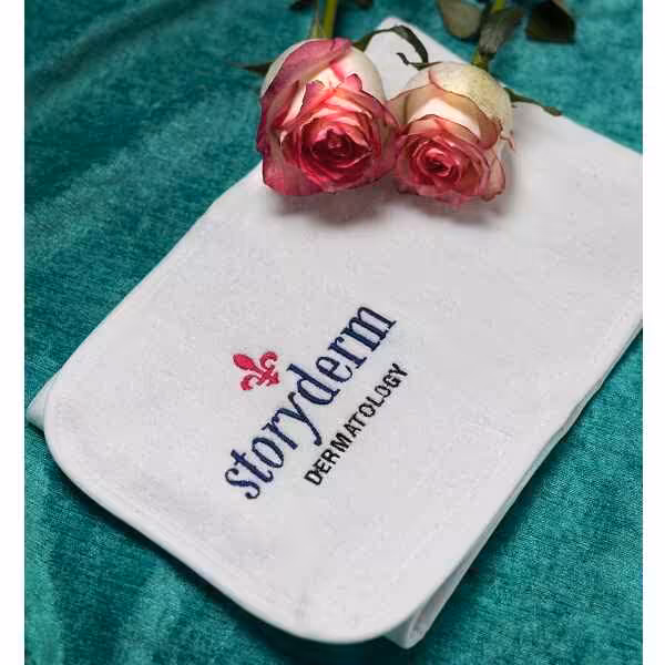 هدبند حوله ای پهن استوری درم رنگ سفید