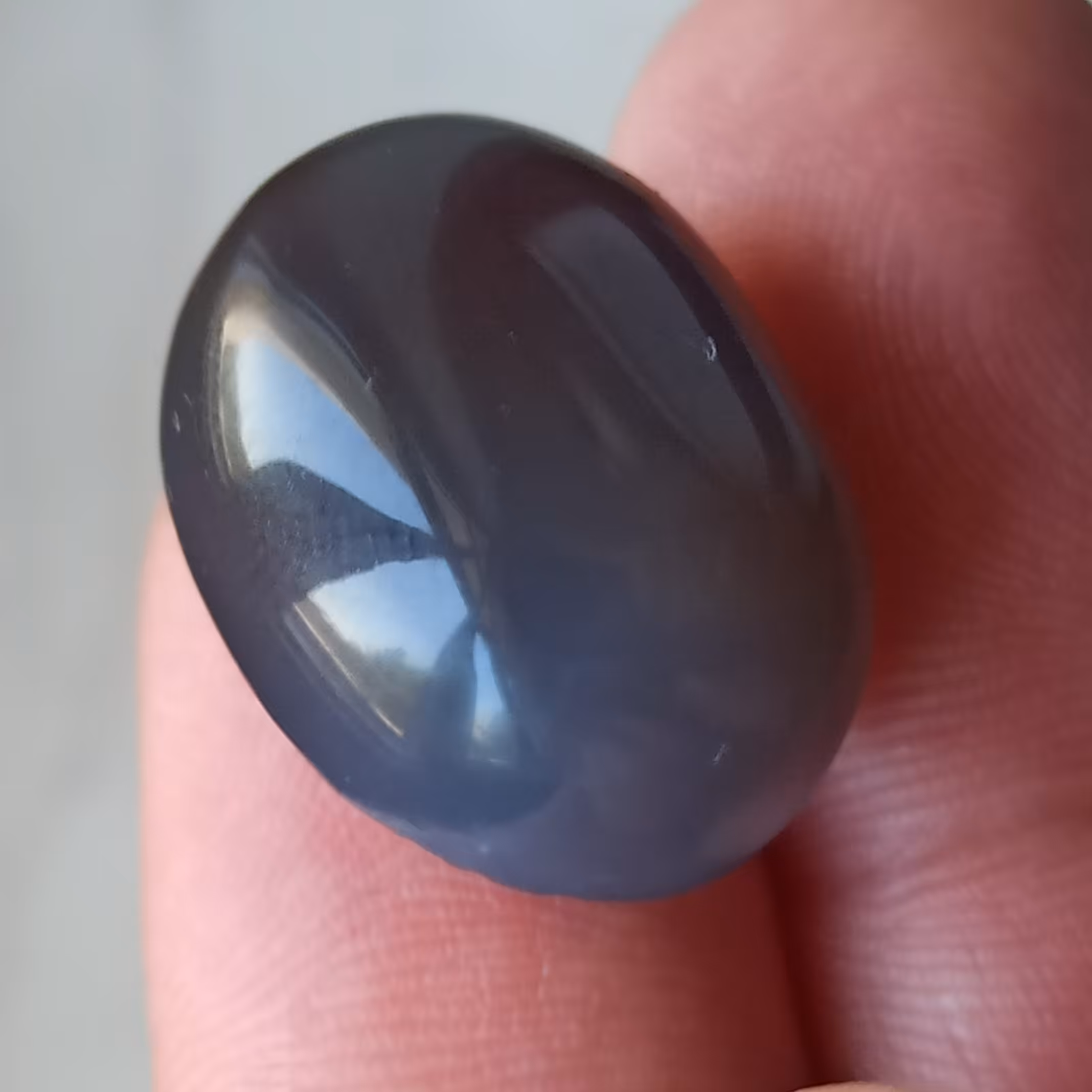 نگین عقیق کبود اصل معدنی و کاملا طبیعی   تراش دامله ابعاد حدود 2.1 در 1.6 