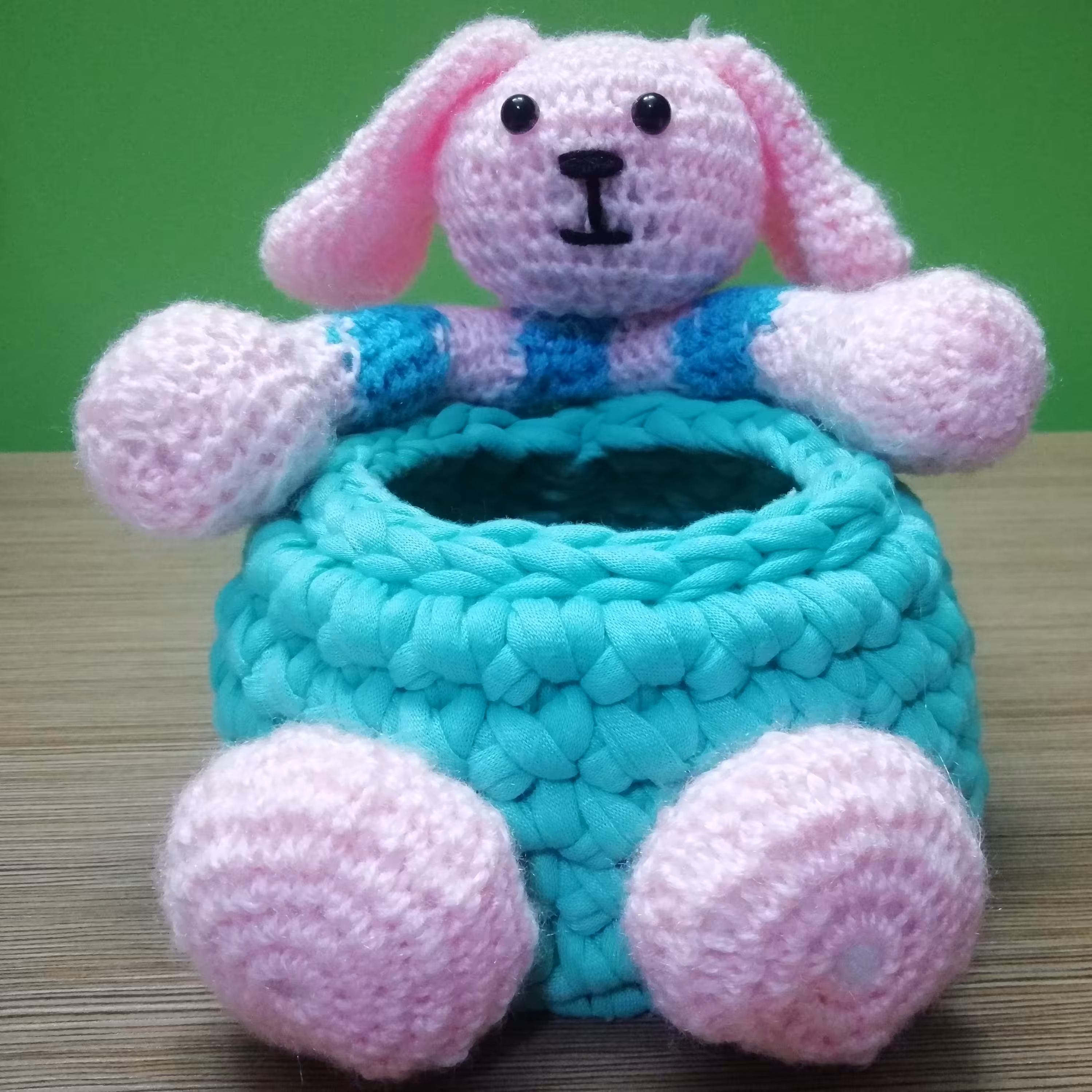 سبد تریکو خرگوشی مناسب برای نظم دهی لوازم و هدیه دادن به کودکان