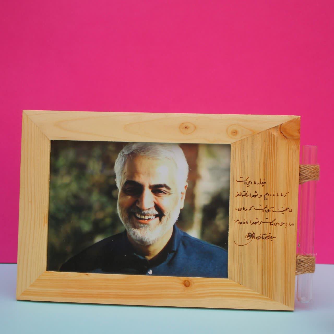 قاب چوبی همراه با گلدان