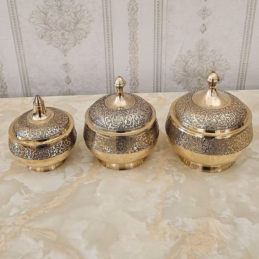 سرویس قندان برنز و شکلات خوری برنزی هندی مدل طاووس پایه گرد 3 سایز کد 3954( ست ظروف پذیرایی برنجی هندی )