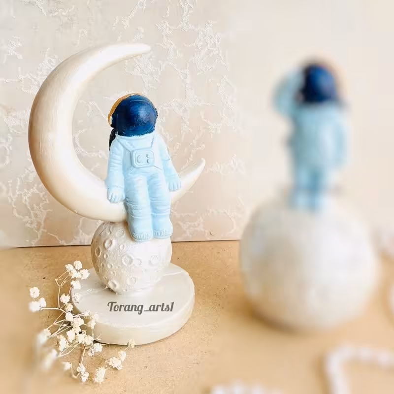 مجسمه فضا نورد و ماه  آبی پلی استر رزین دکوری ارتفاع 19 پسرانه  (ارسال پس کرایه )  