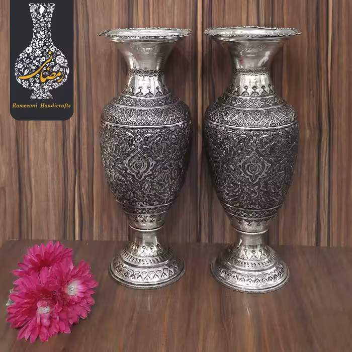 گلدان خمره ای بزرگ قلمزنی گل و طاووس اعلاء سیاه قلم طرح نقره