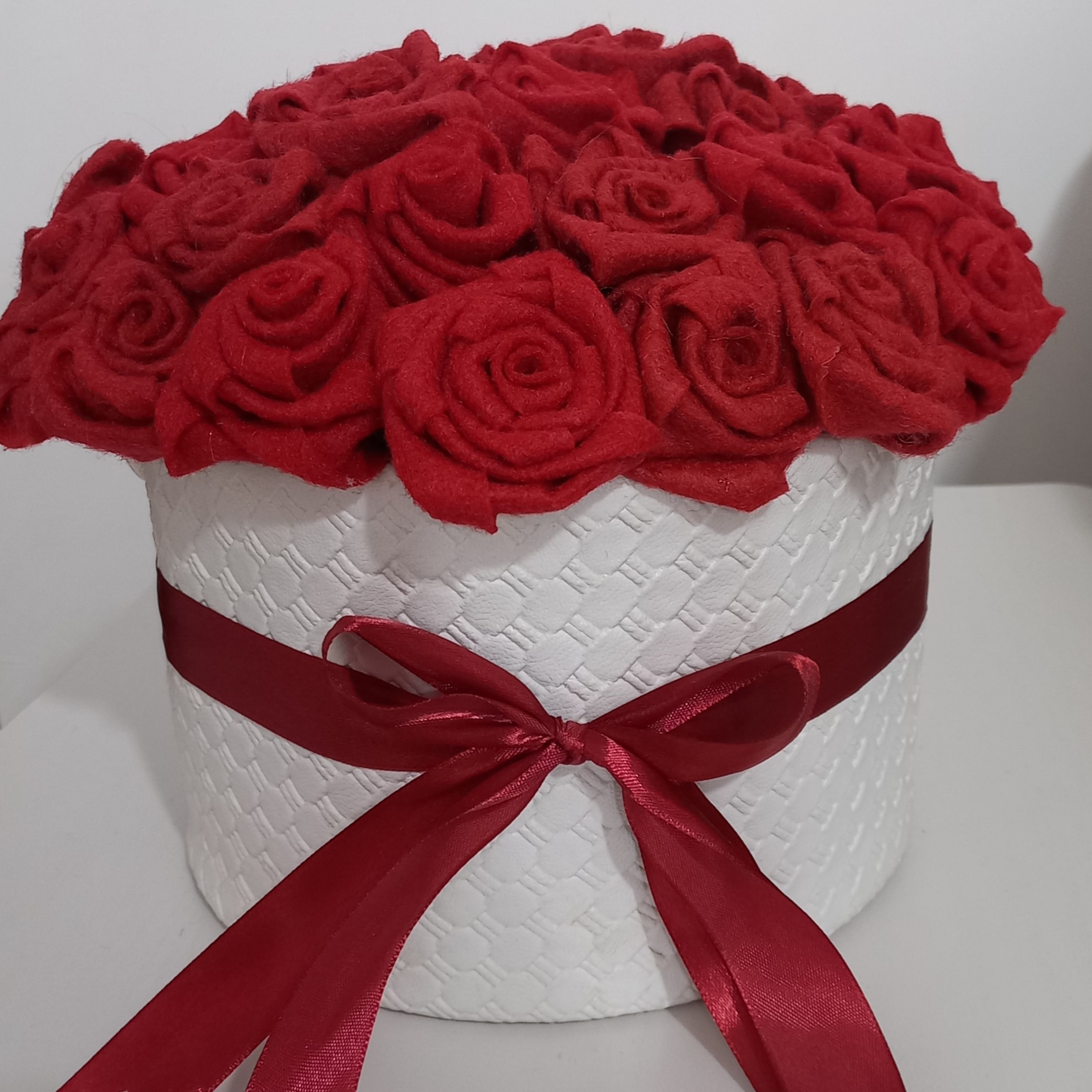 باکس گل رز نمدی و ویژه هدیه تولد و ولنتاین و خانه نو با رنگ قرمز و سفید رنگ زیبا