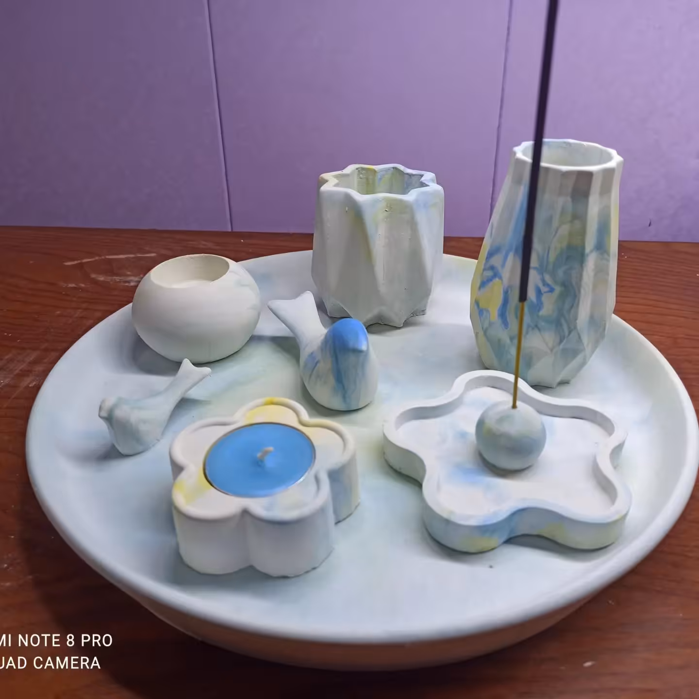 اکسسوری_بتنی رنگ آبی_زرد رگه ای سینی بتنی دکوری جاعودی شمعدان پرنده