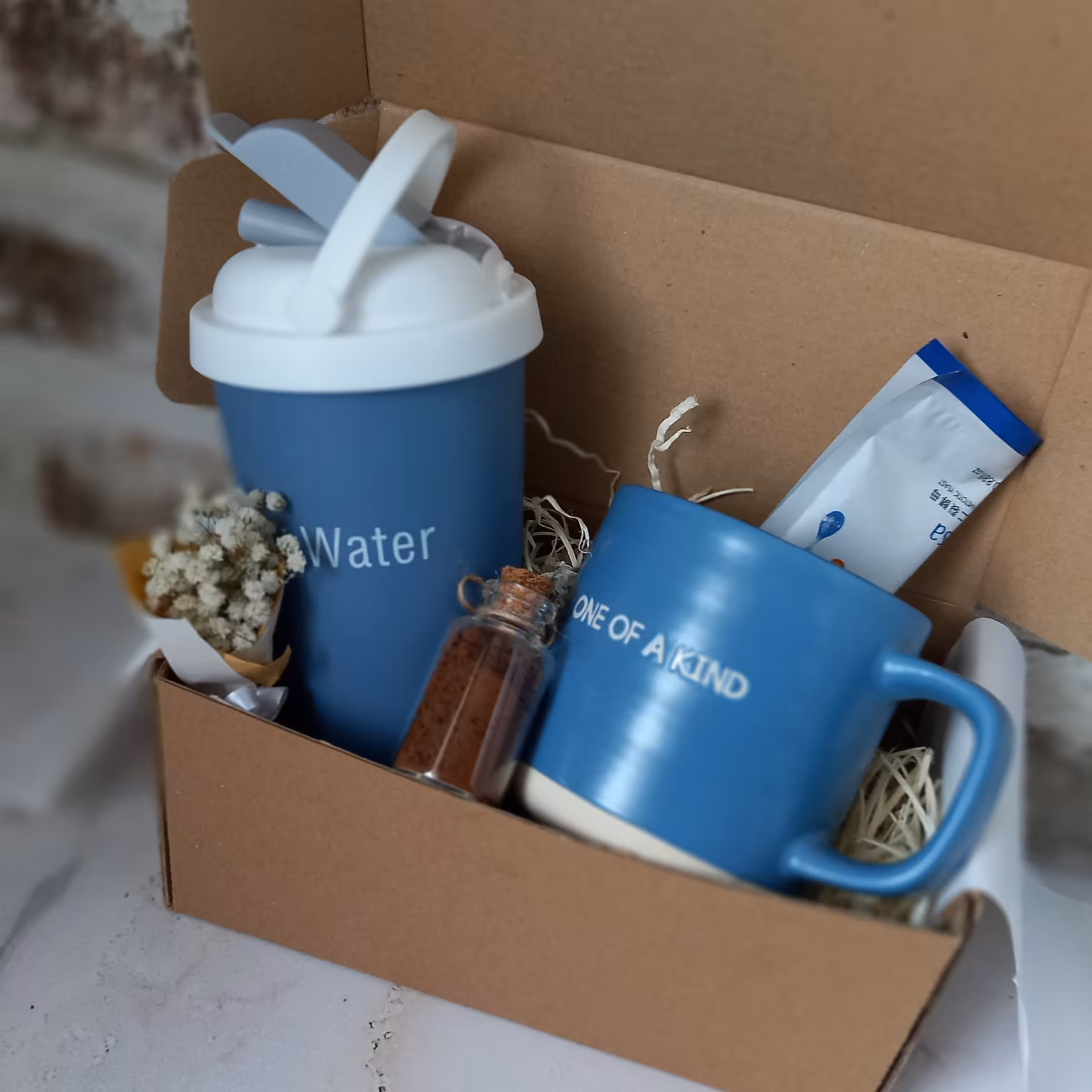 باکس هدیه اقتصادی(تولد ولنتاین روز مرد)شامل تراول ماگ و ماگ سرامیکی و ماسک صورت