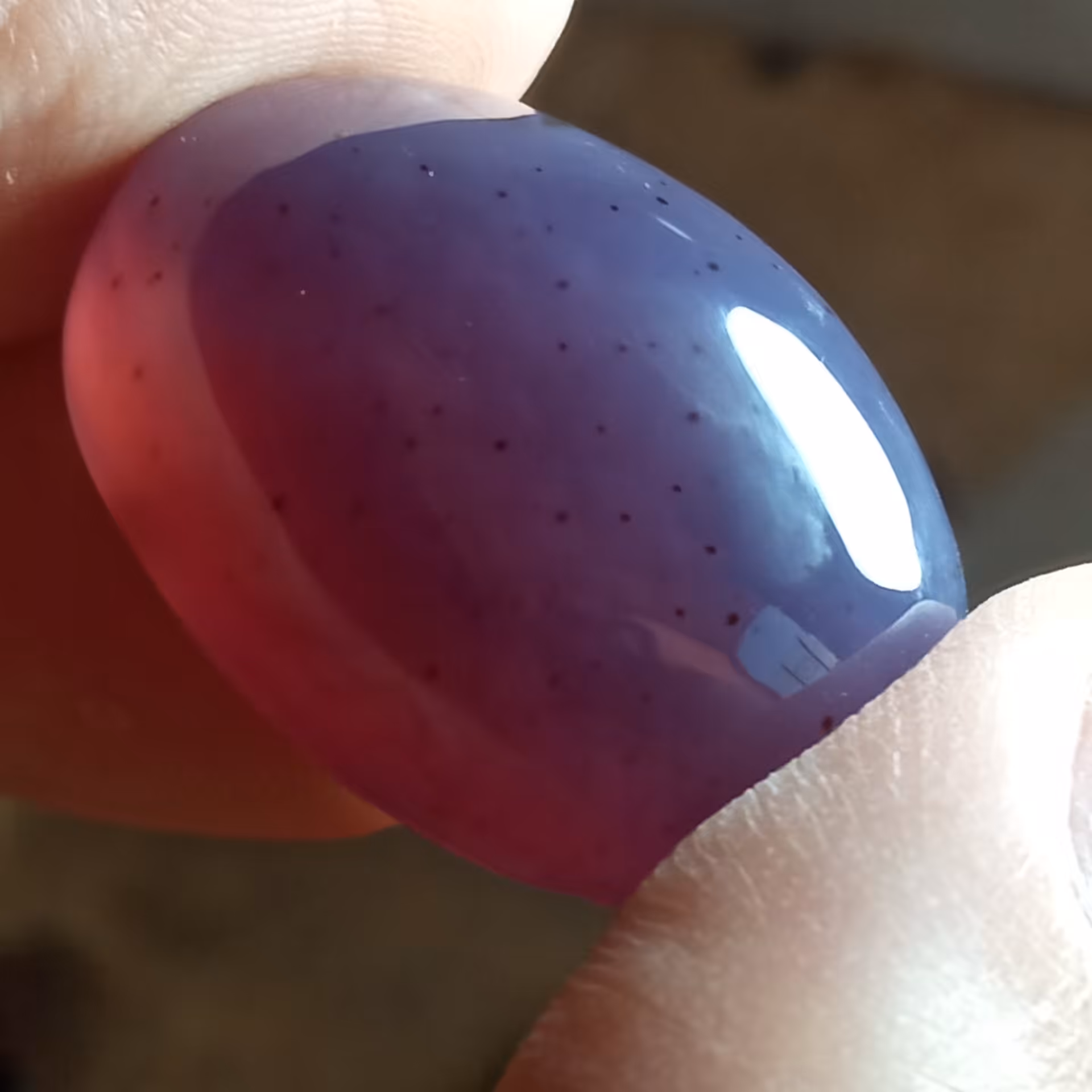 نگین عقیق سوسنی سایز درشت خوش رنگ و خالدار تراش دامله