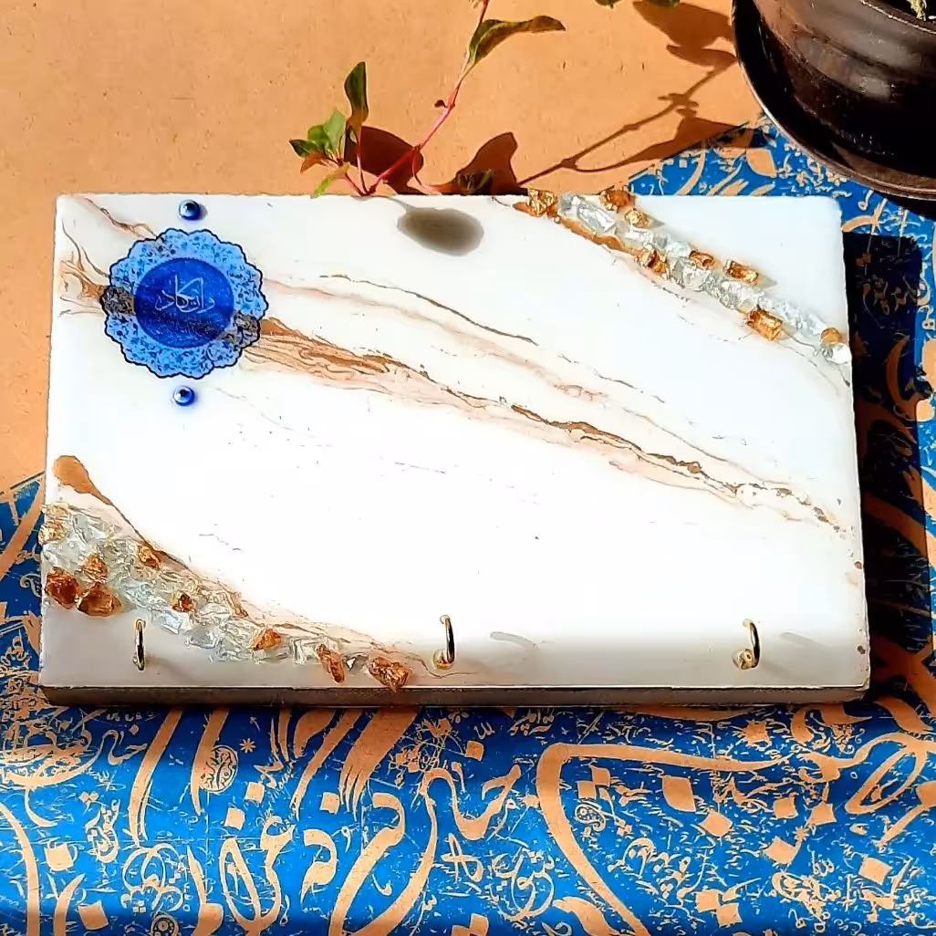 جاکلیدی دیواری طرح مرمر سفید طلایی به همراه وانیکاد و چشم زخم