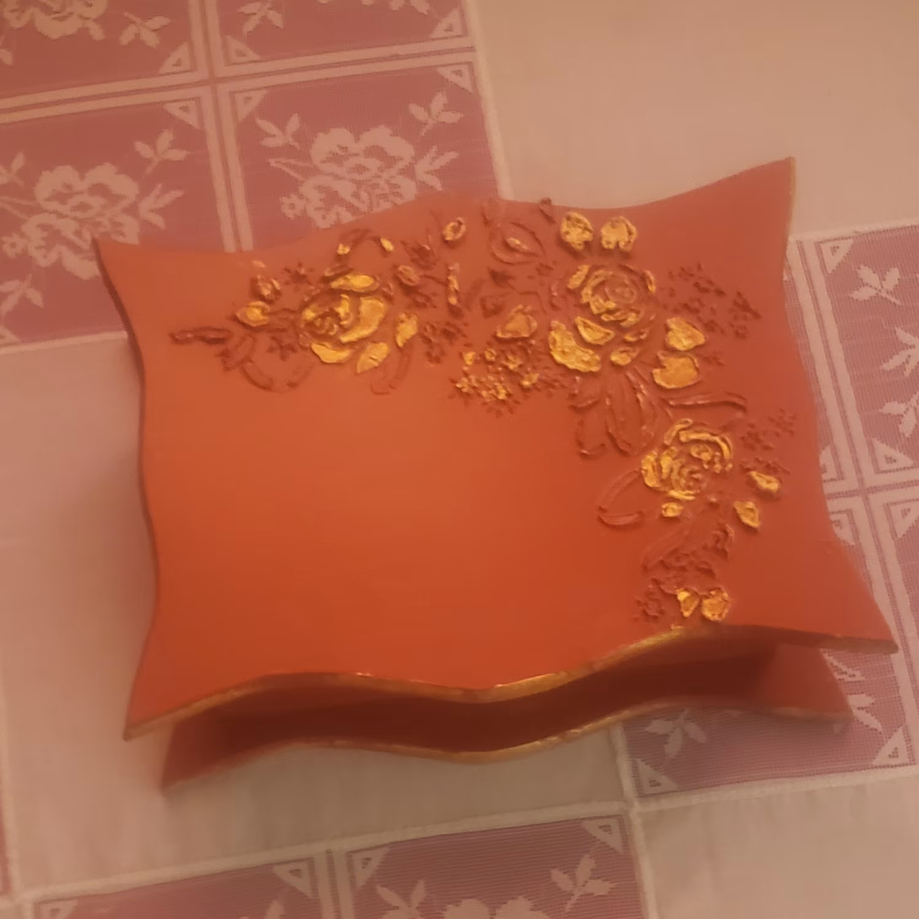 جعبه ی زیور آلات نارنجی با نقش برجسته ی طلایی