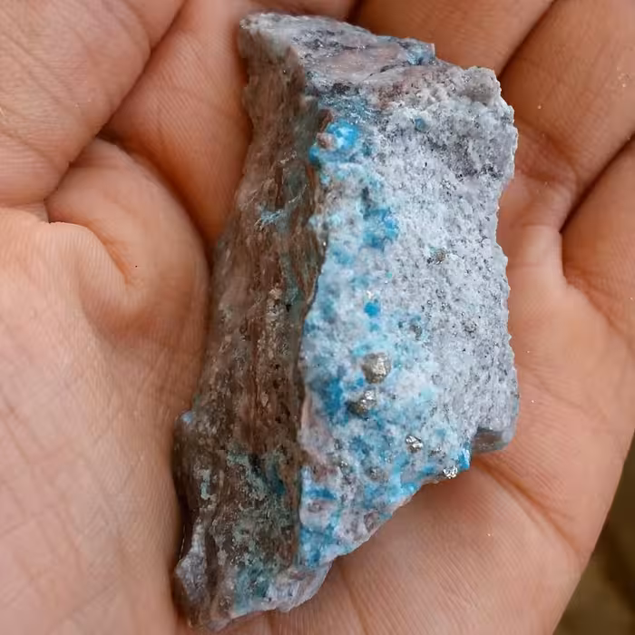 سنگ راف فیروزه نیشابور پیریت طلایی دار کلکسیونی شاهکار خلقت صد در100 طبیعی محشر تصویر از تمام جهات نمونه
مختص کلکسیون