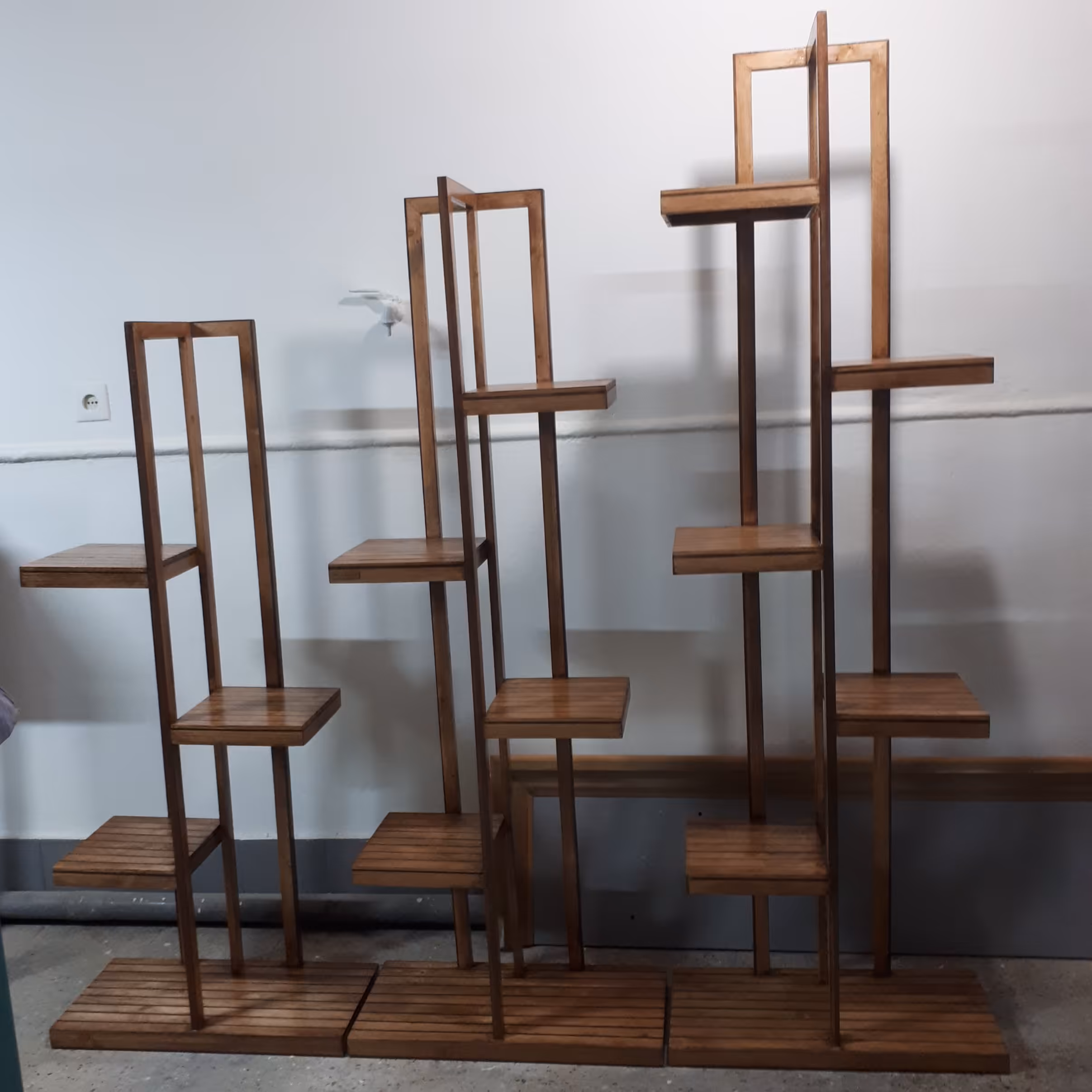 استند گل چوبی مدل ایستاده 