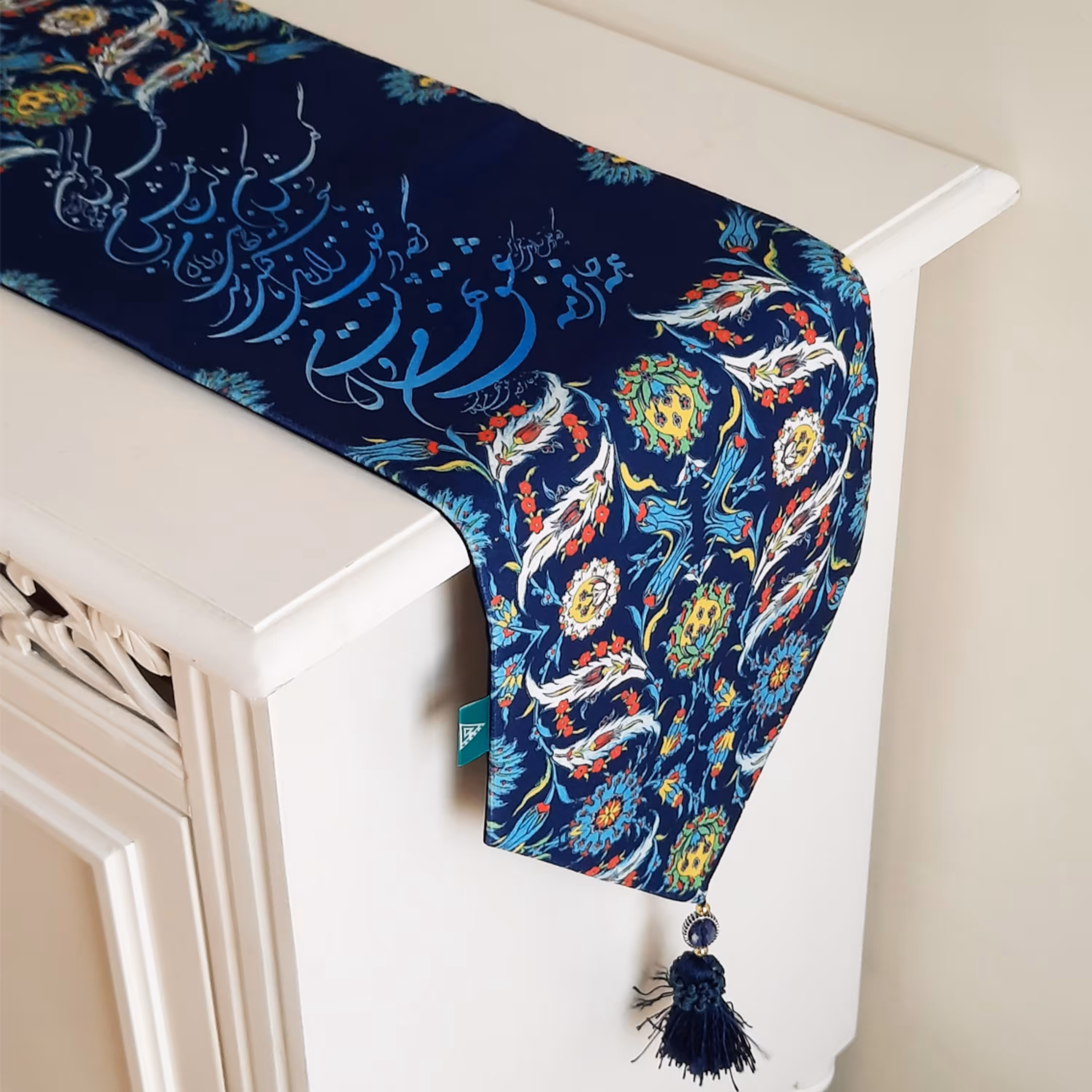 رانر مخمل آستر دار طرح گل شاه عباسی سورمه ایی با خط 35x135 منگوله دار