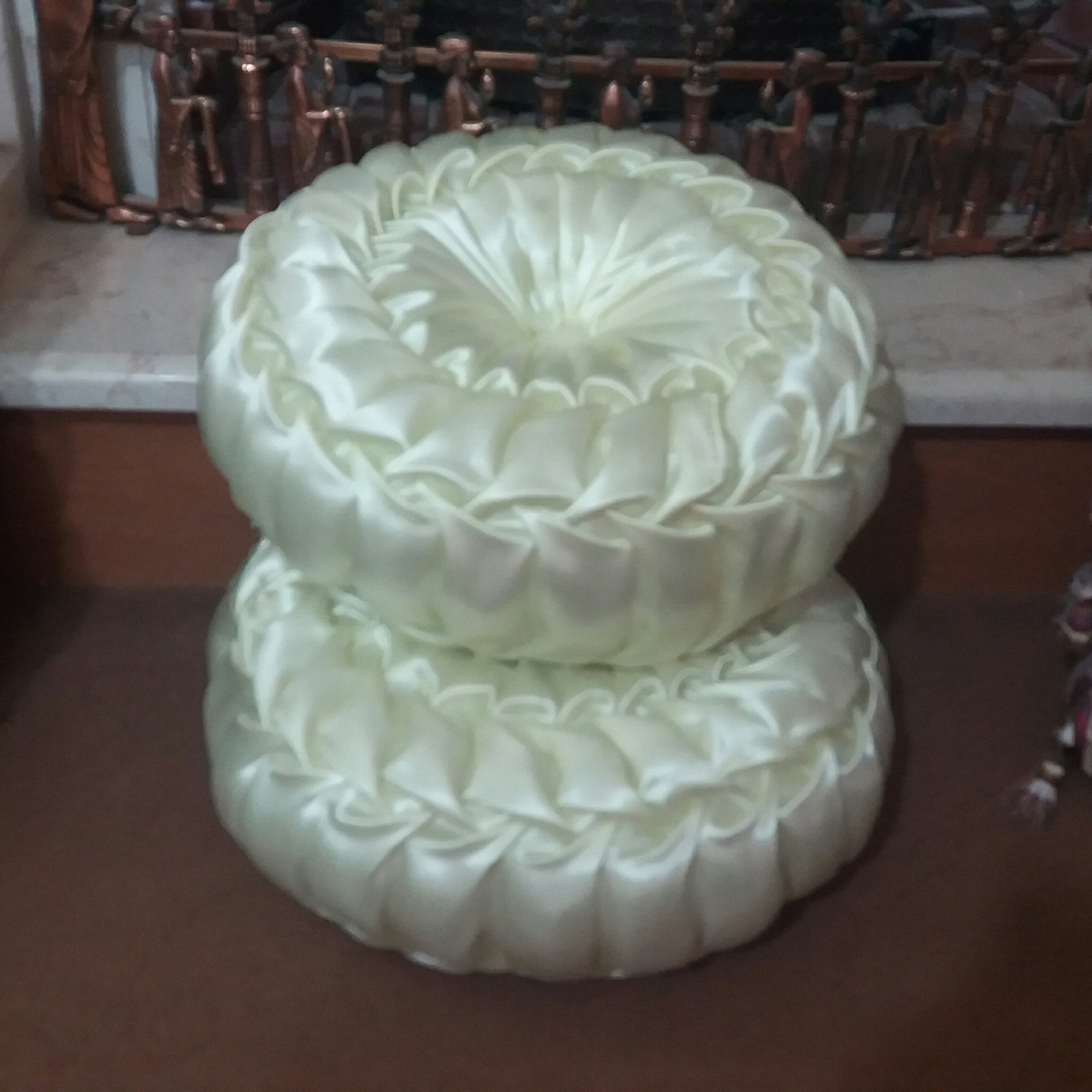 کوسن  گردکریت دوزی روی پارچه