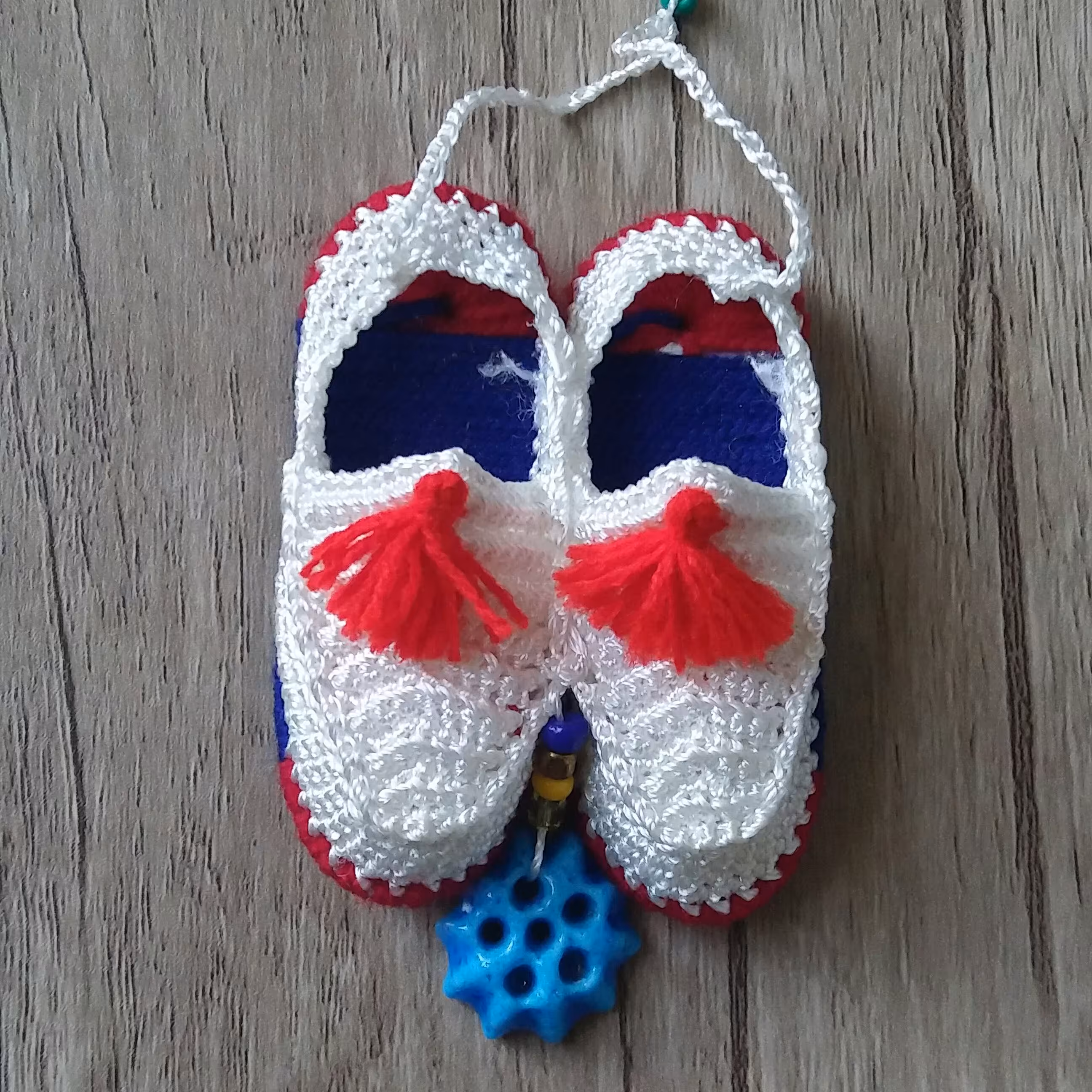 گیوه دست ساز کوچک جا کلیدی و جاسوییچی و مناسب برای آویز کیف و... درست شده از نخ ابریشمی