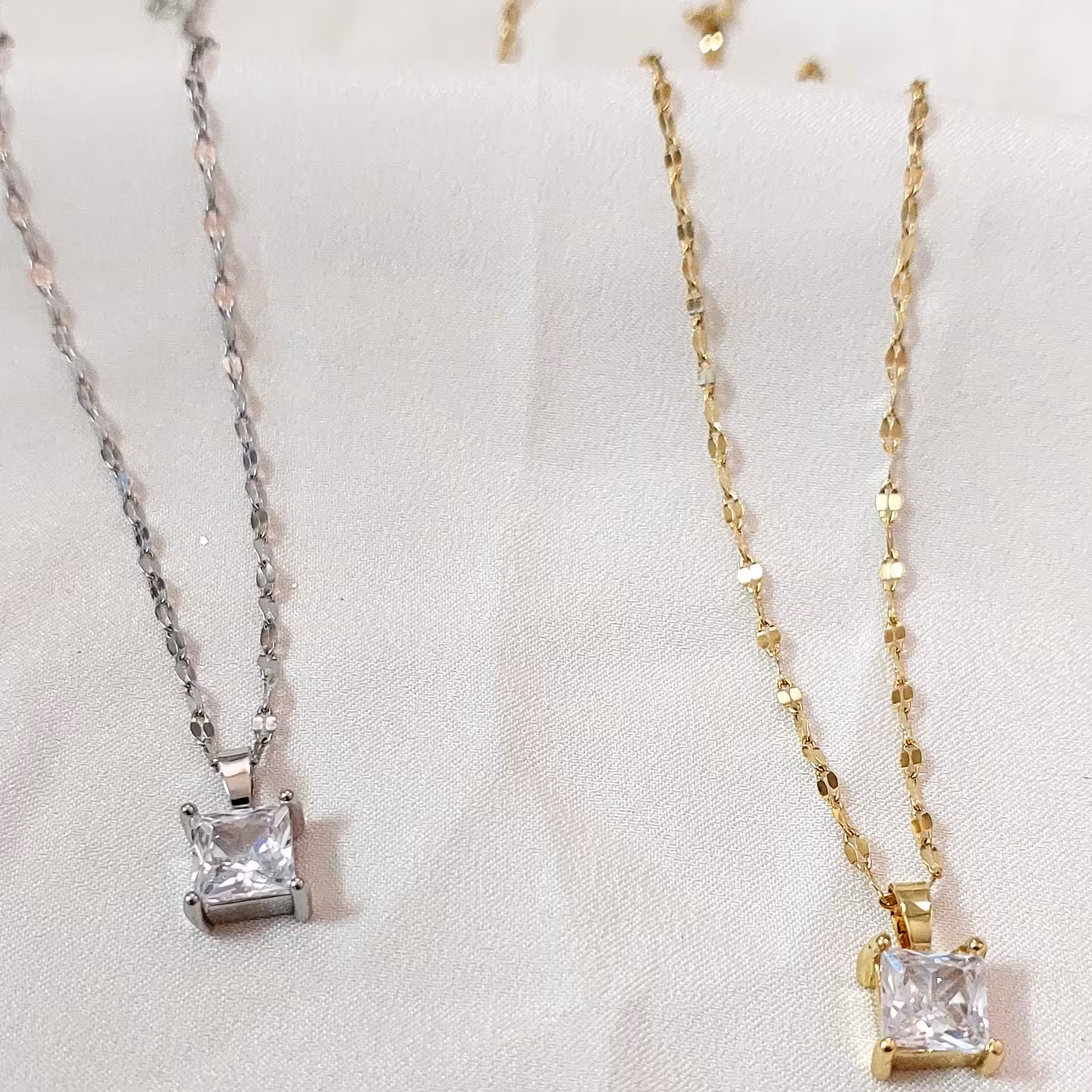 گردنبند جواهری نگین مربع