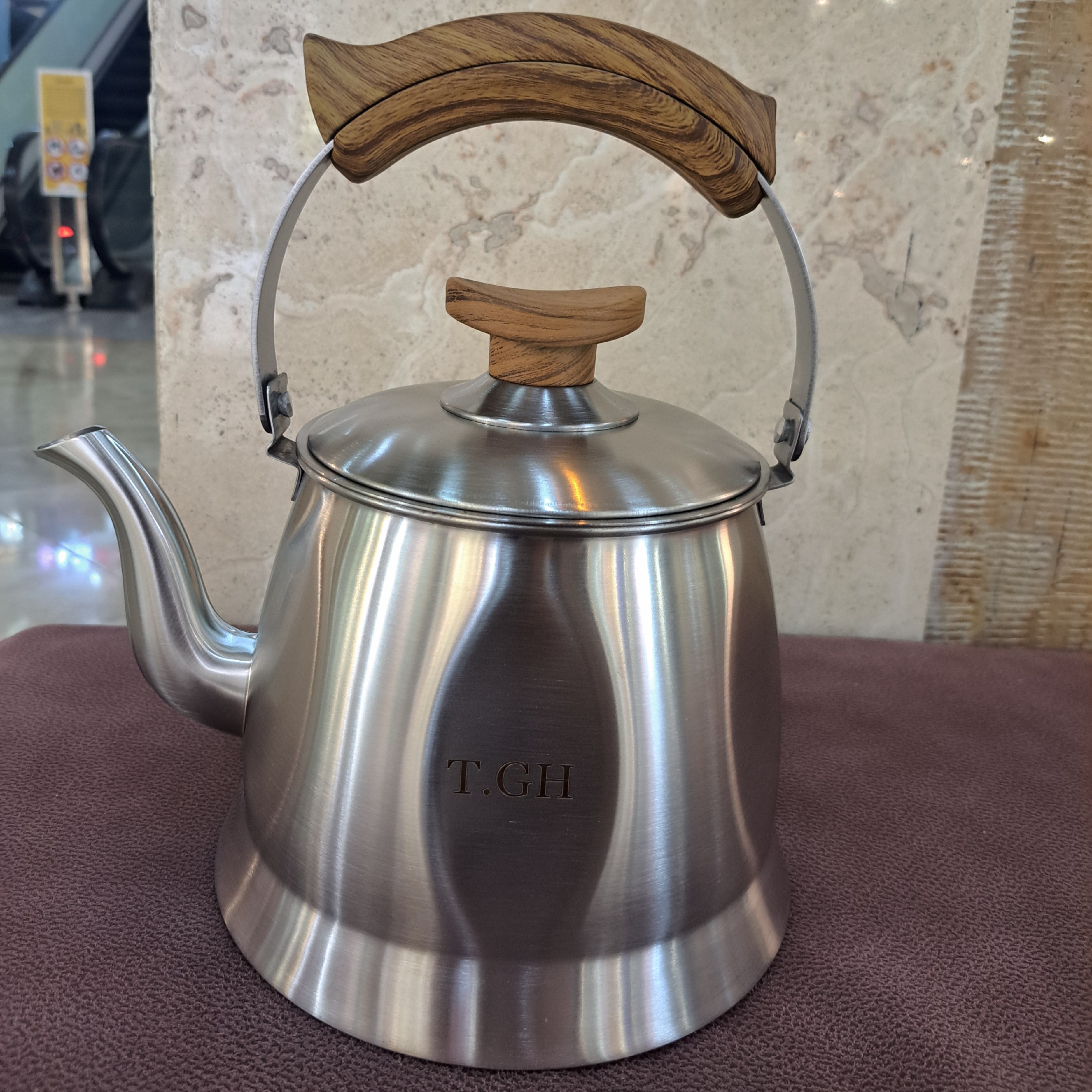 کتری 2.5 لیتری کف چدن استیل مات دسته باکالیت طرح چوب برند قیطاسی(T.GH)