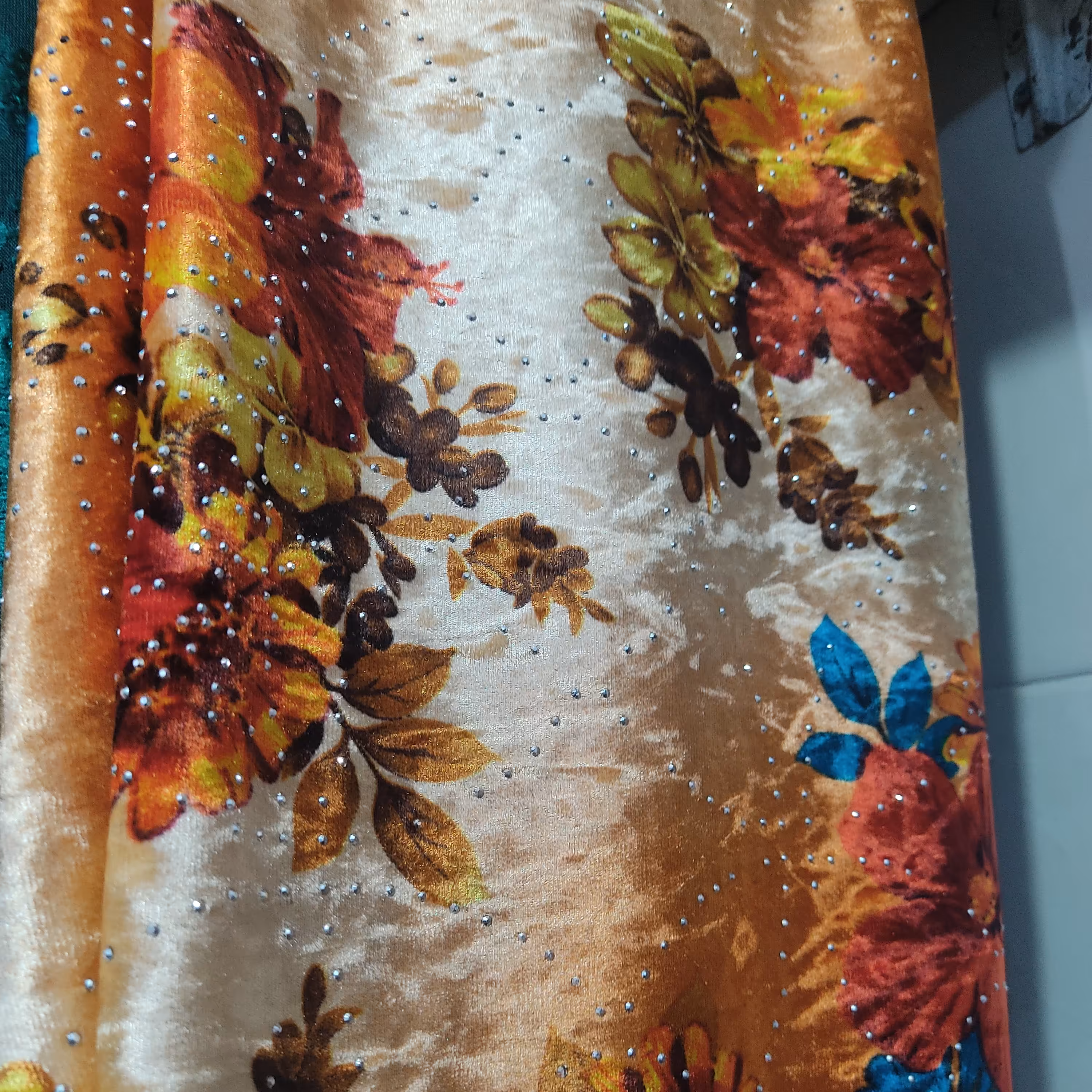 پارچه  مخملی  با طرح نگین  نرم وخوشکل  2متر ی قواره بزرگ