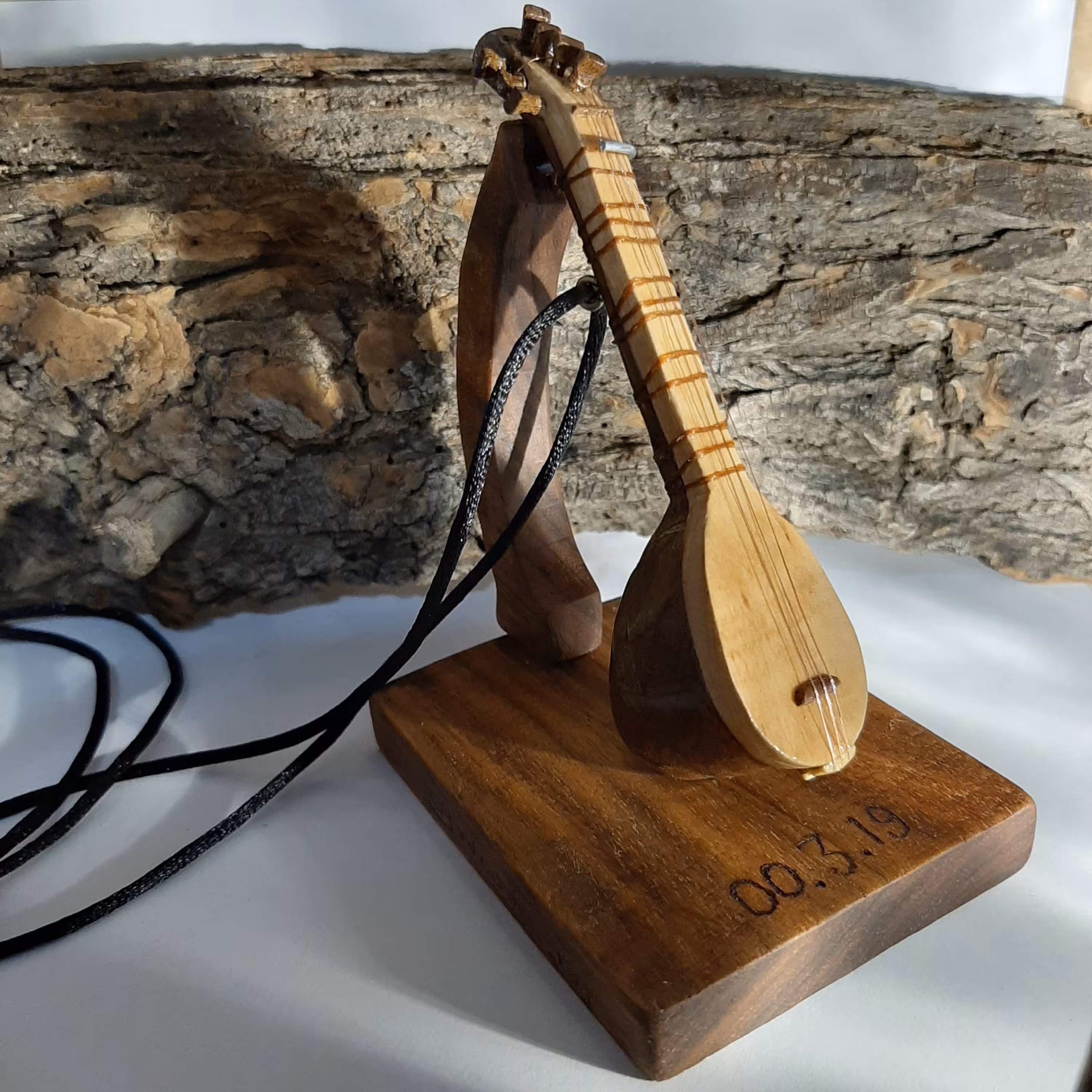 ساز مینیاتوری چوبی دیوان (باغلاما)،امکان حک اسم و نوشته روی ساز،اندازه 10 سانتی