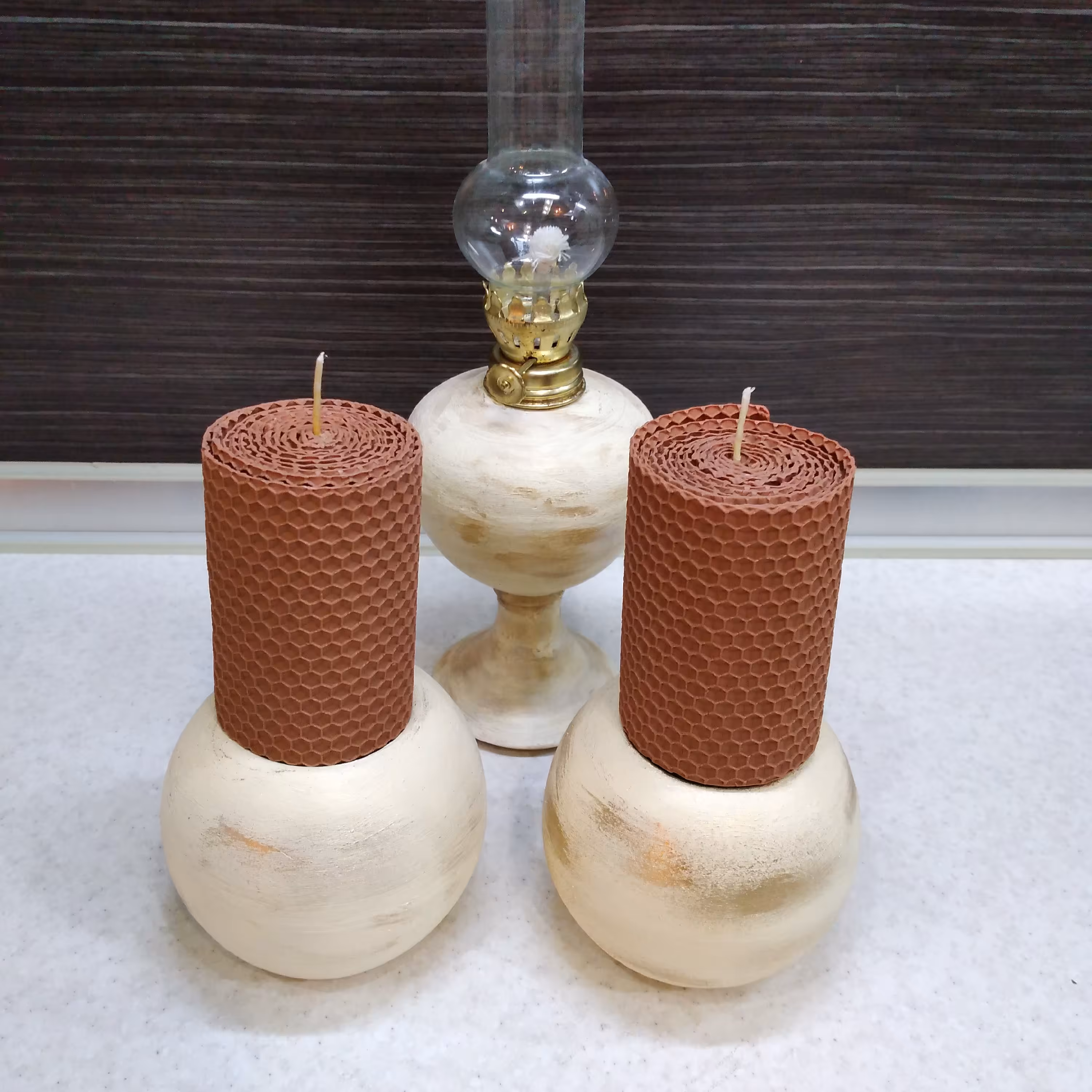 شمعدان سفالی پتینه شده ،ارتفاع ده سانت ،قابل اجررا در رنگ و پتینه  دلخواه 