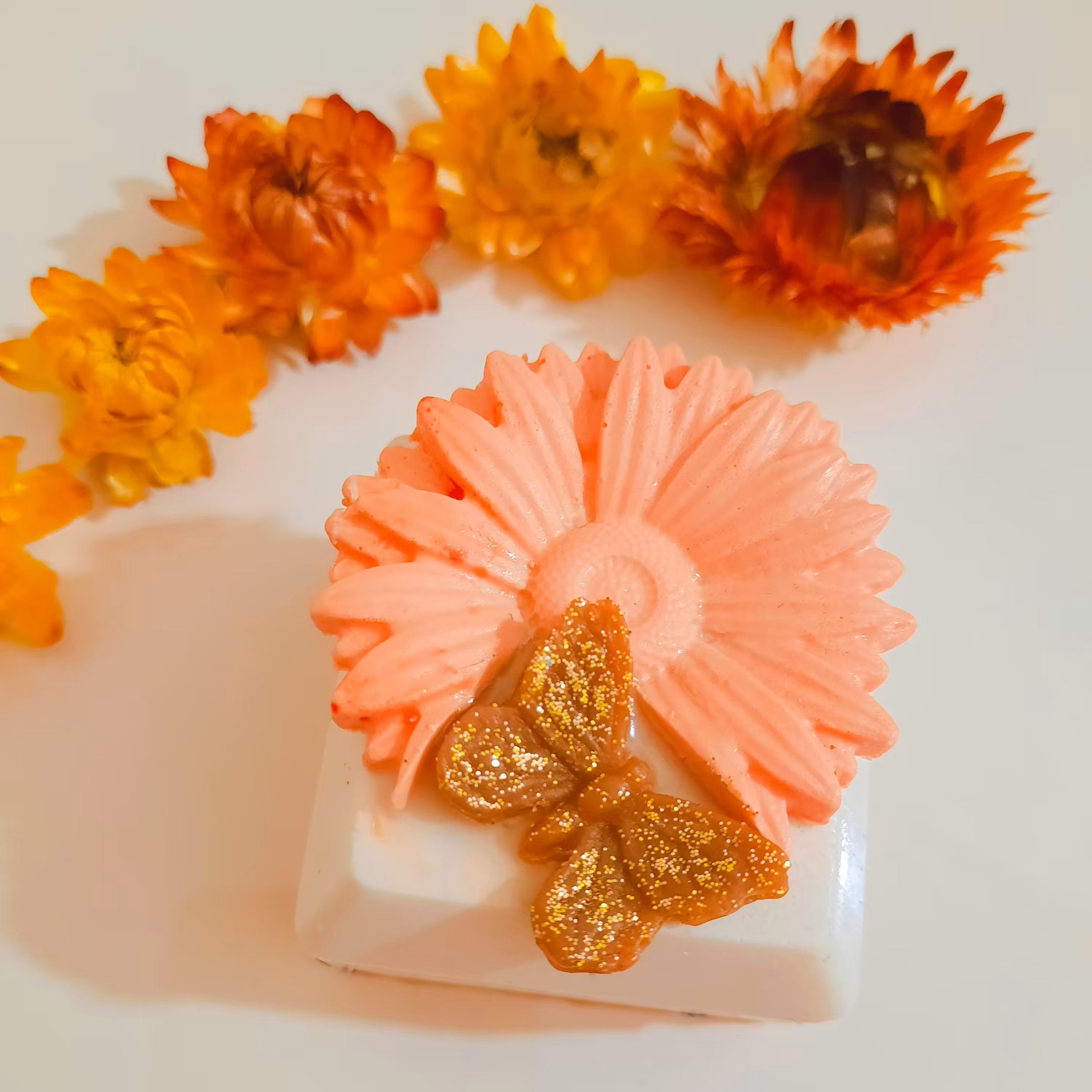 صابون گیاهی و درمانی دستساز طرح مکعب پروانه روغنهاگلیسرین،کرچک زیتون،ارگان،نارگیل، رایحه یاس،وانیل،وزن90گرم قیمت87000