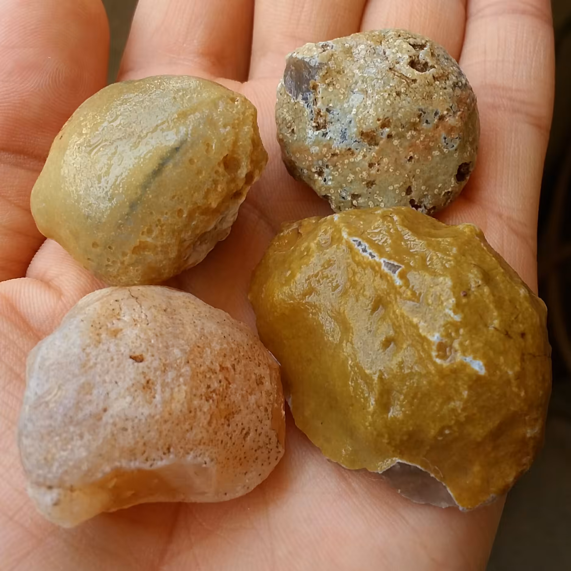 مجموعه 4 عددی سنگ راف خام عقیق توپی نقلی برش نخورده صد در 100 طبیعی سرشاار از خواص شاهکارر خلقت
با قابلیت ساخت چند نگین 