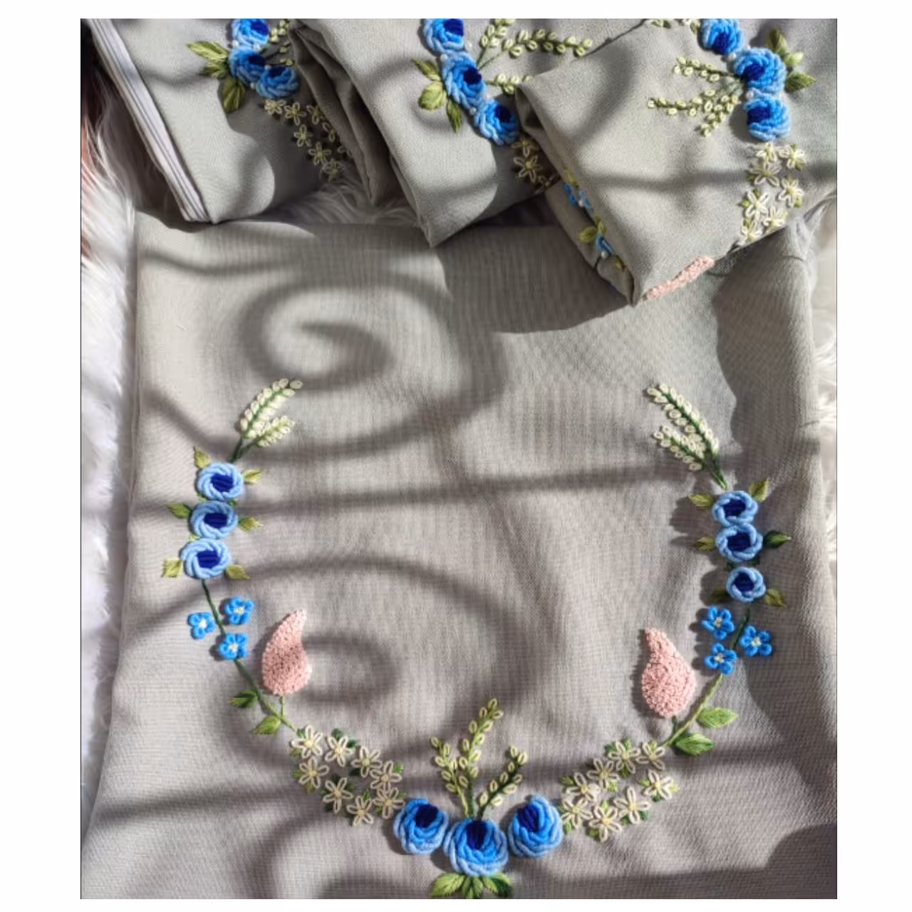 کوسن گلدوزی شده قابل تغیر رنگ و طرح به سلیقه شما