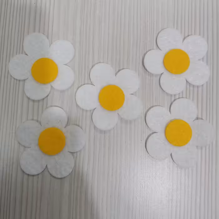 گل نمدی سفید 5 سانت بسته 5 عددی