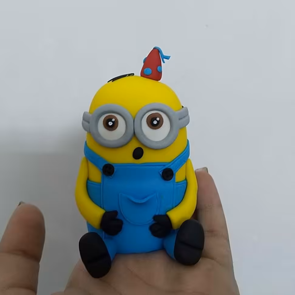 تاپر فوندانتی مینیون ویژه تزئین کیک و دسر  و کاپ کیک .ارتفاع 10سانت 