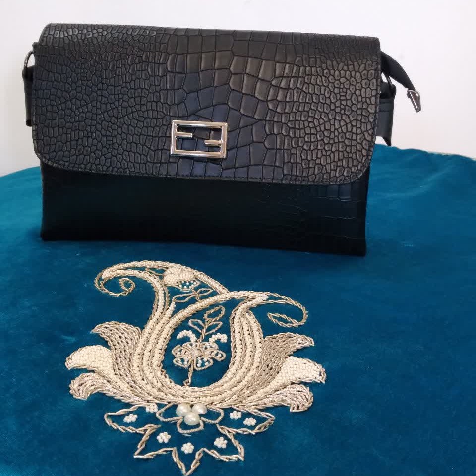 کیف یک طرفه مشکی جادار و با قیمت مناسب