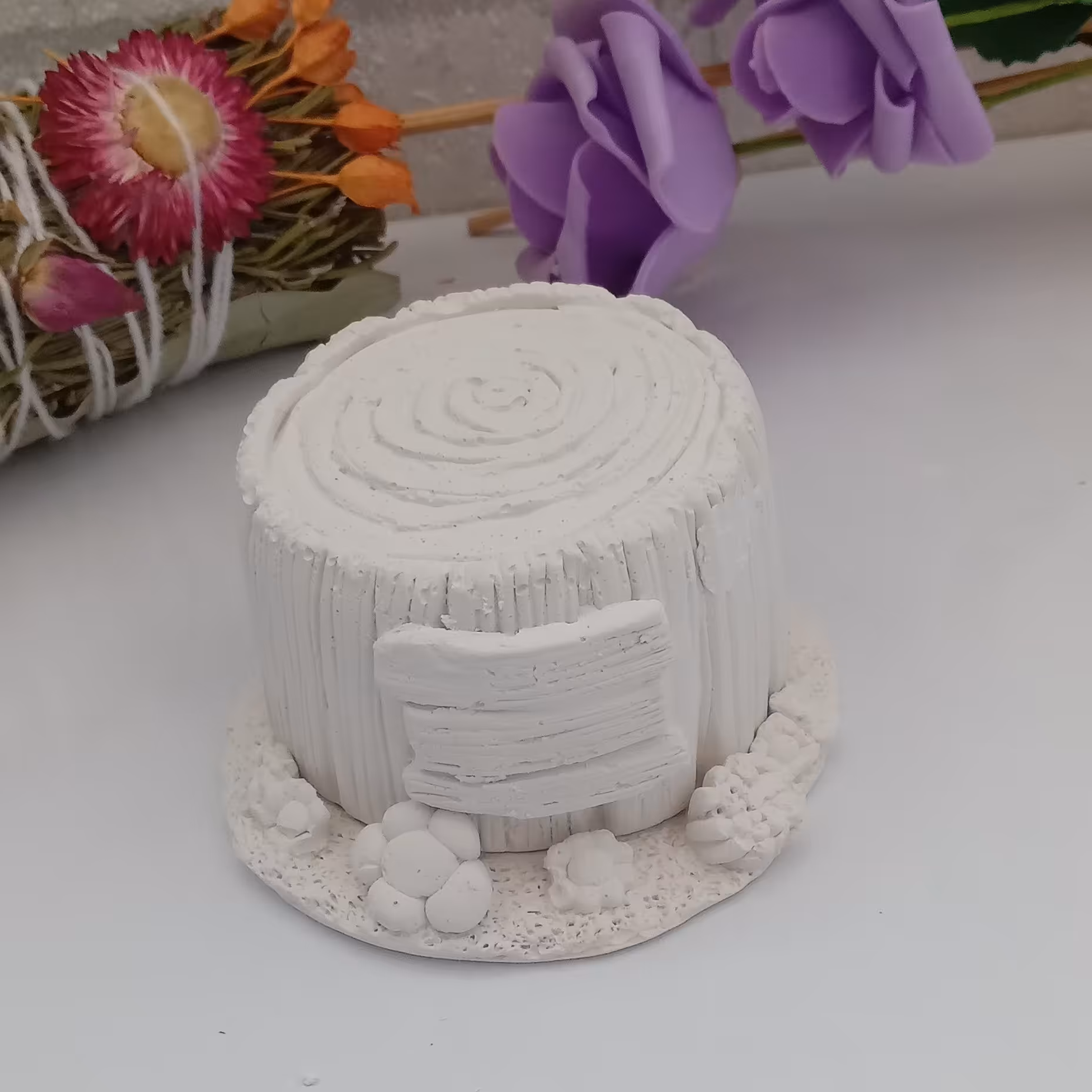 بیس خام تنه درخت با کفی  مناسب استند اسم و بجای مکعب اسم میشه ازش استفاده کرد جنس پودر سنگ هنری