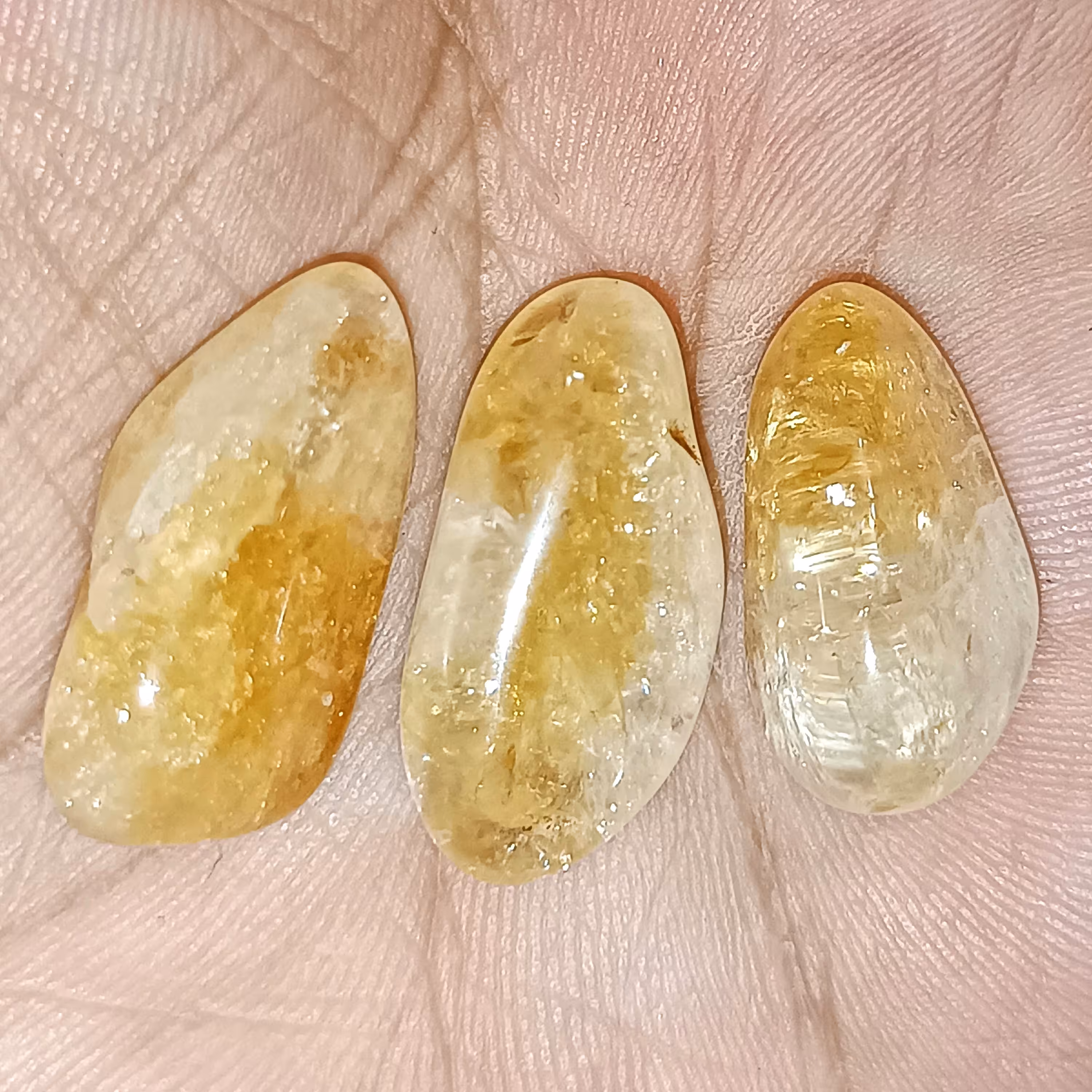 سنگ سیترین طبیعی شبیه اشک بدون بهسازی بدون هیت شدن سالها سیترینهای مختلفی دیدم اما صددرصدطبیعی نبودن علیرغم ادعاها