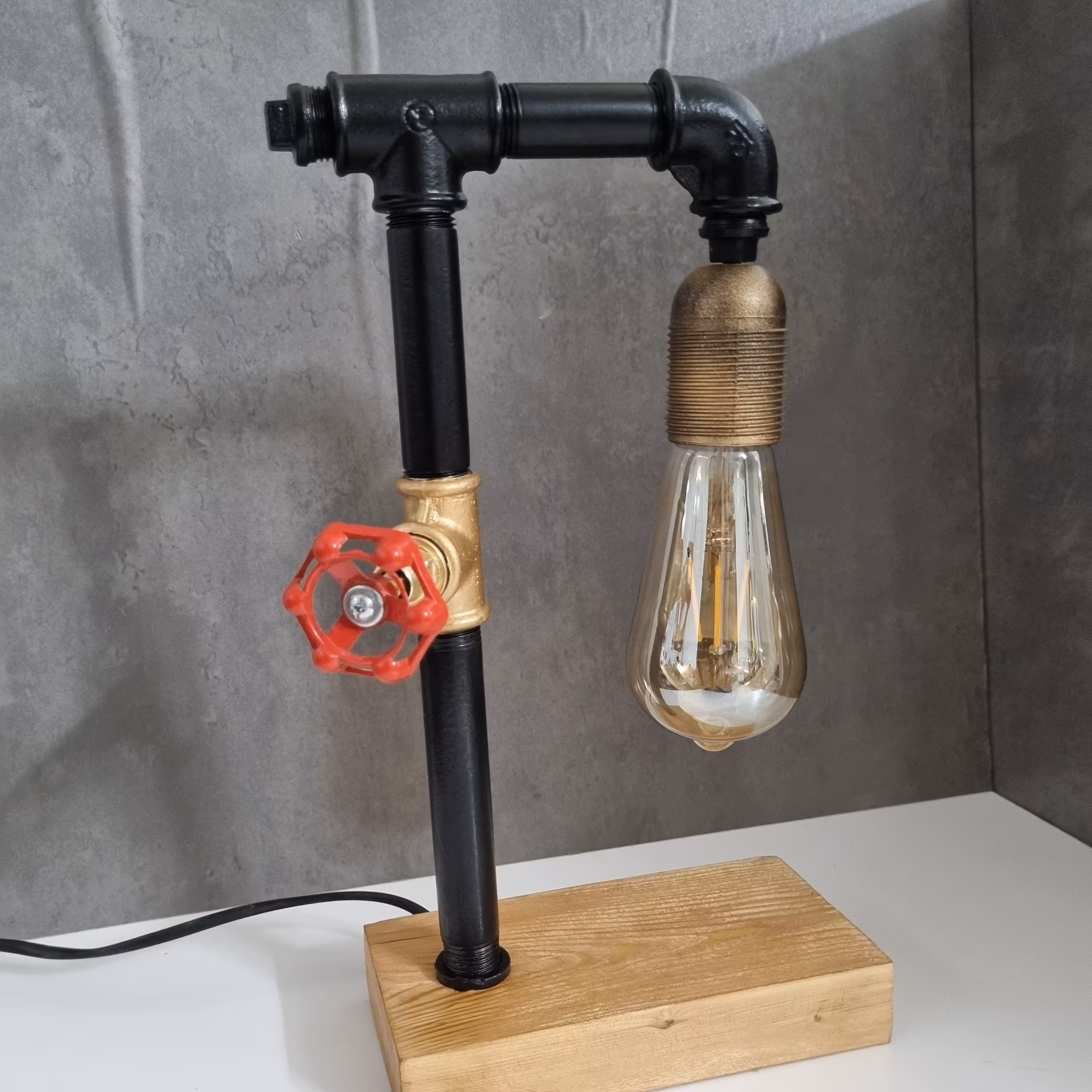 شبخواب و چراغ رومیزی دکوری اکسسوری فلزی لوله ای با لامپ ادیسونی 2