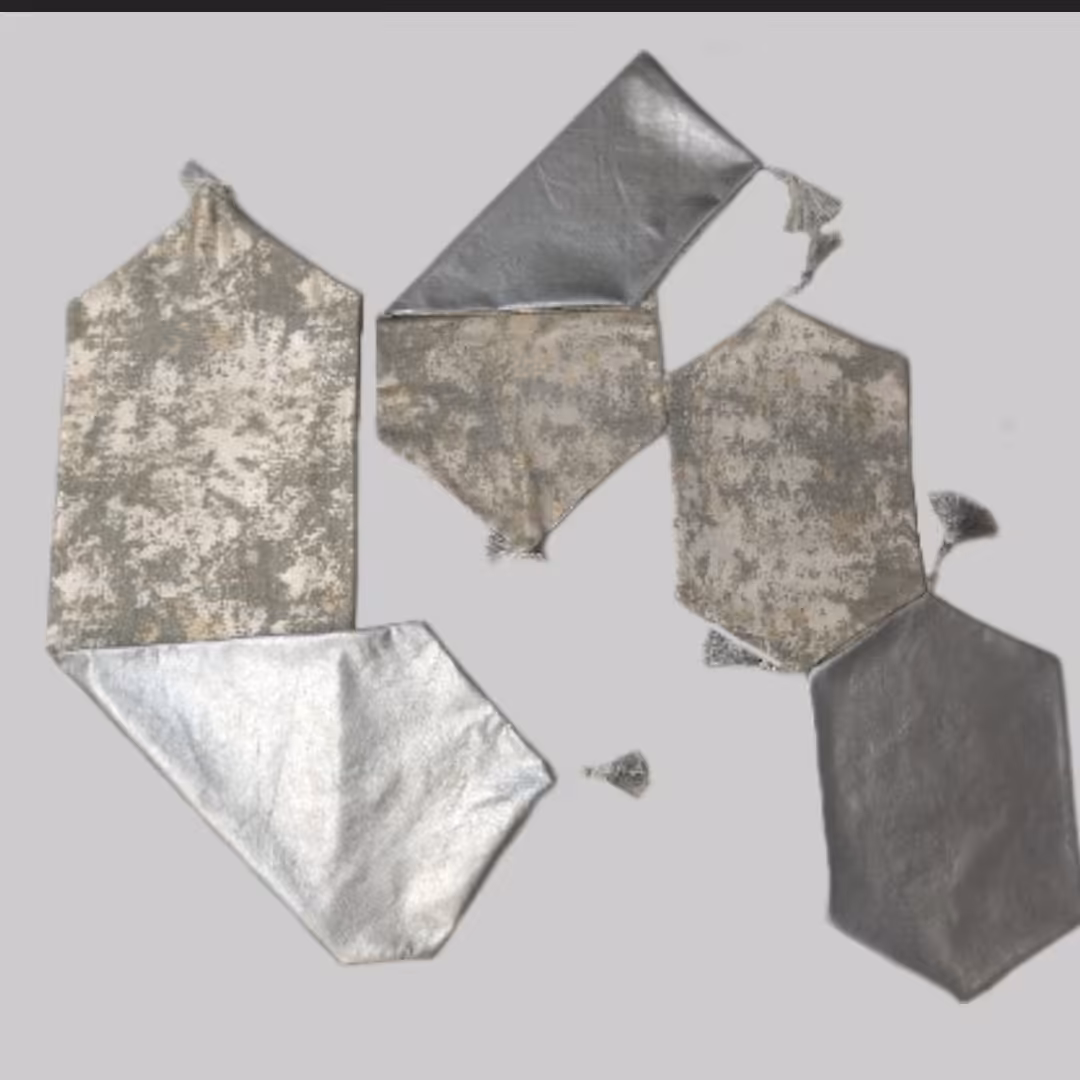 رومیزی چهار تیکه پتینه رنگ طوسی طلایی شامل رانر و سه تکه