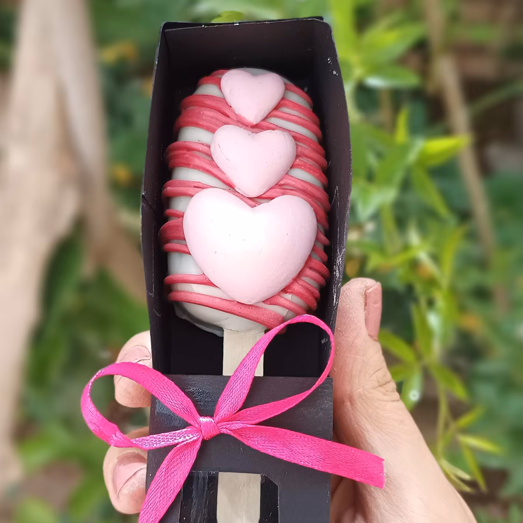 پاپسیکلز های شکلاتی حاوی کیک شکلاتی به همراه گردو وشکلات کریسپی با روکش شکلات