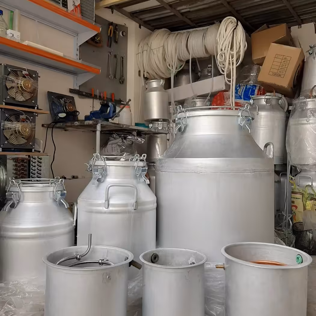 بیدون دیگ 200 لیتری چهار چفت  تقطیر گلابگیر عرقگیر  همراه شلنگ سیلیکون 