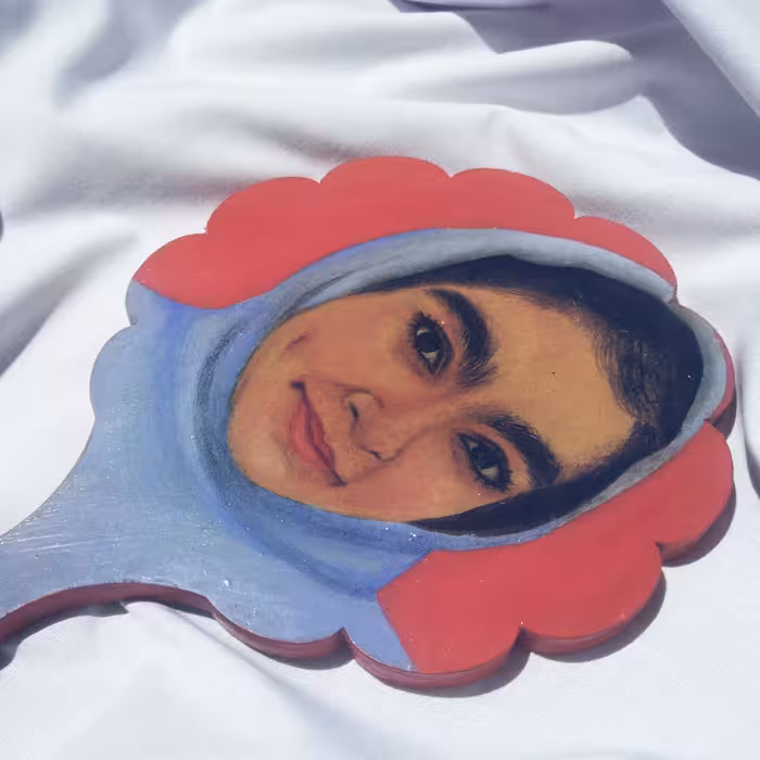 طراحی چهره روی آینه ی چوبی با ارتفاع 23 سانتی متر 